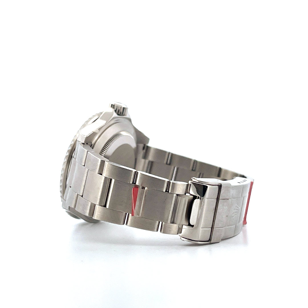 Seitenansicht eines Rolex "Kermit" Submariner Date aus Stahl mit roter Markierung auf dem Armband