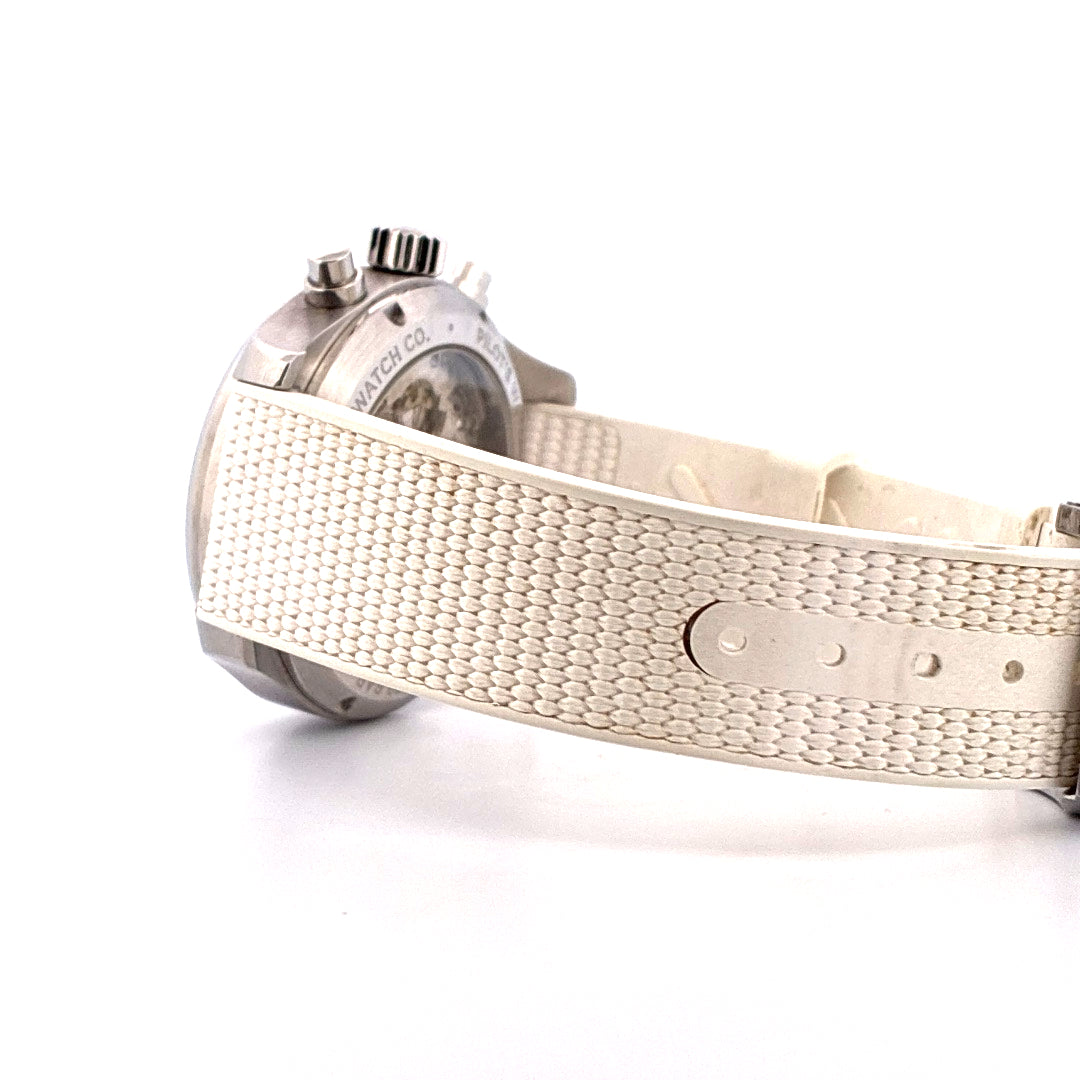 Seitenansicht einer IWC Pilot's Watch Chronograph mit Edelstahlgehäuse und weißem Armband