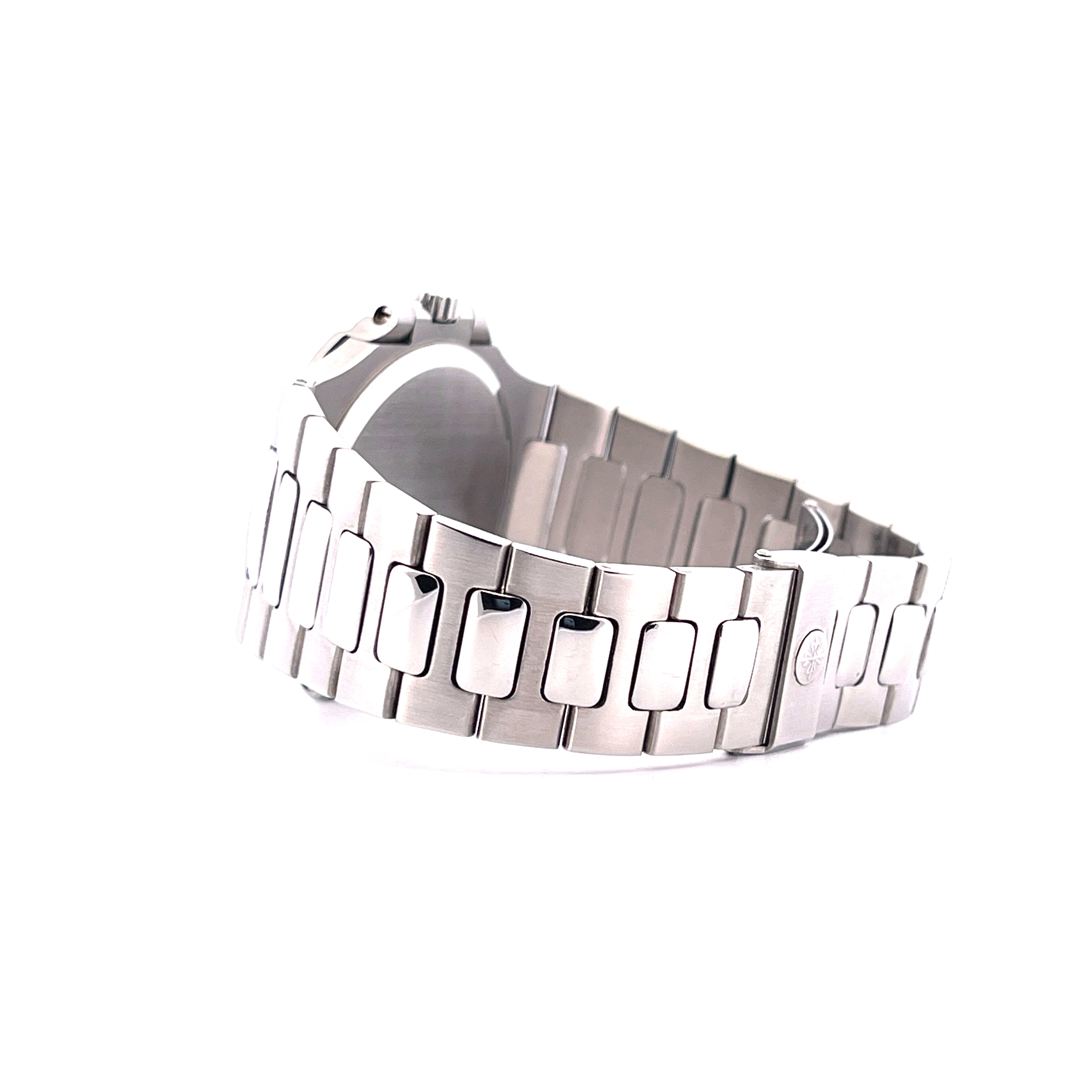 Seitenansicht eines Patek Philippe Nautilus Jumbo 3700/1 Edelstahlarmbands auf weißem Hintergrund