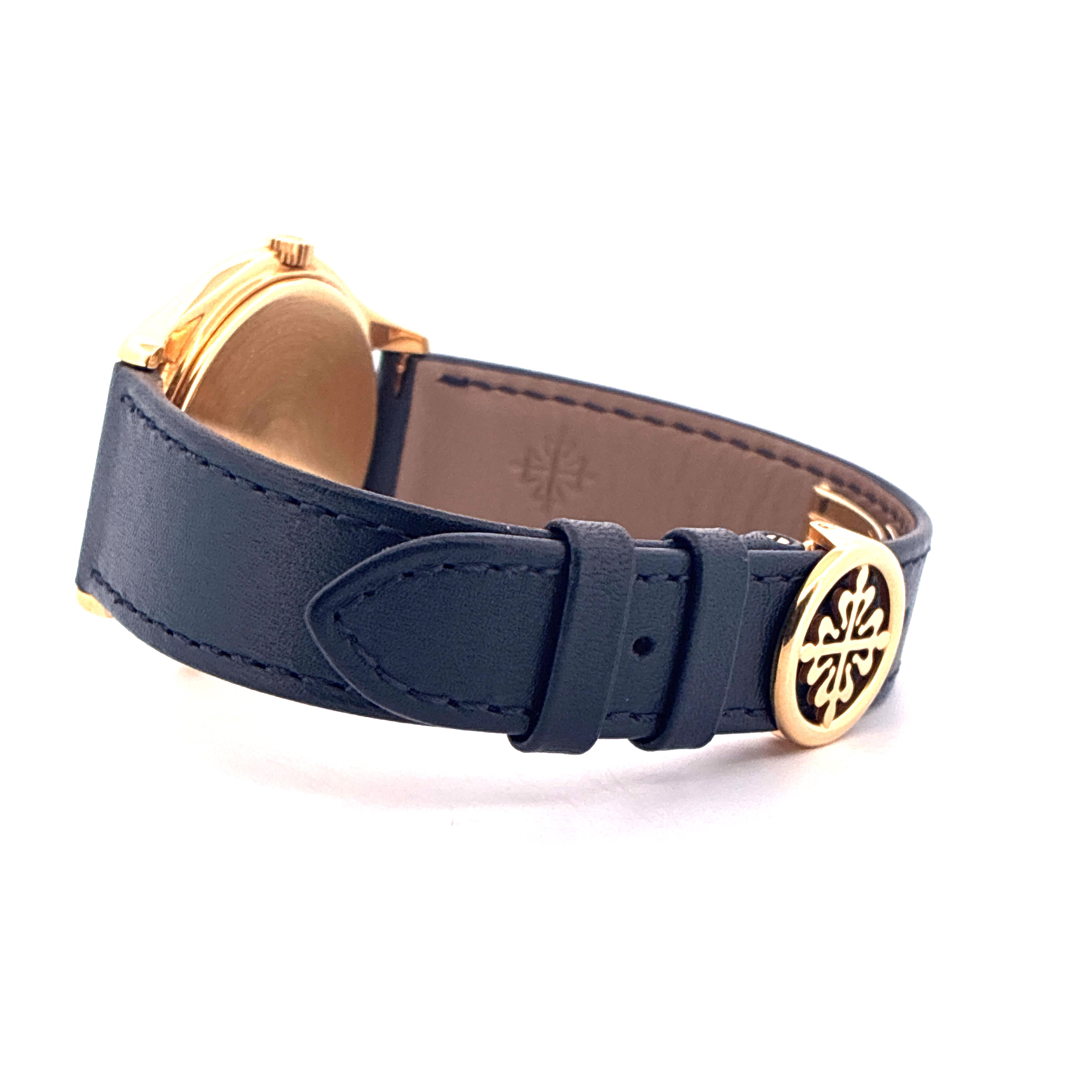 Patek Philippe 3940J-017 Gelbgold Uhr mit blauem Lederarmband und Goldschließe auf weißem Hintergrund