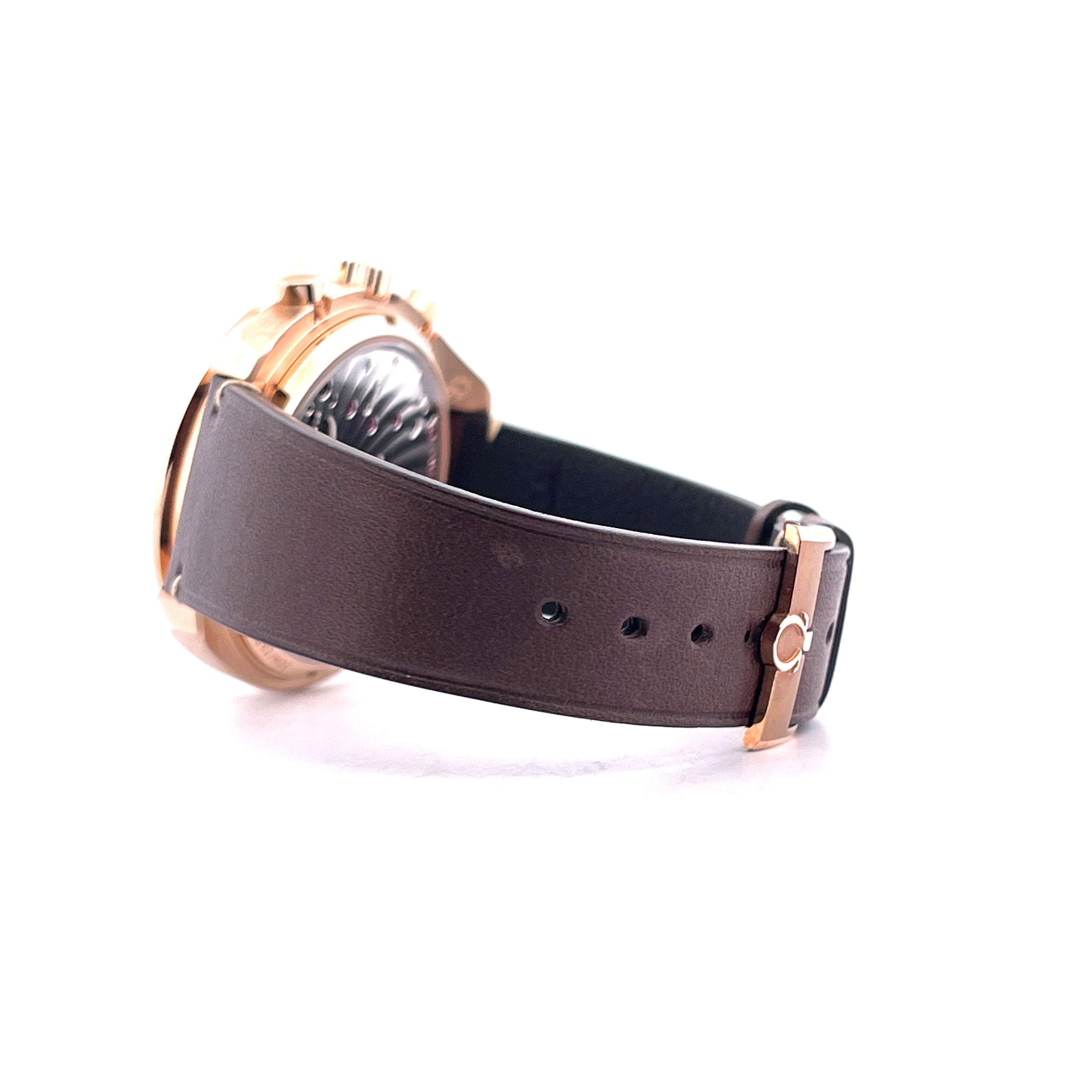 Seitenansicht einer Omega Speedmaster Chronoscope aus Bronze und Gold mit braunem Lederarmband