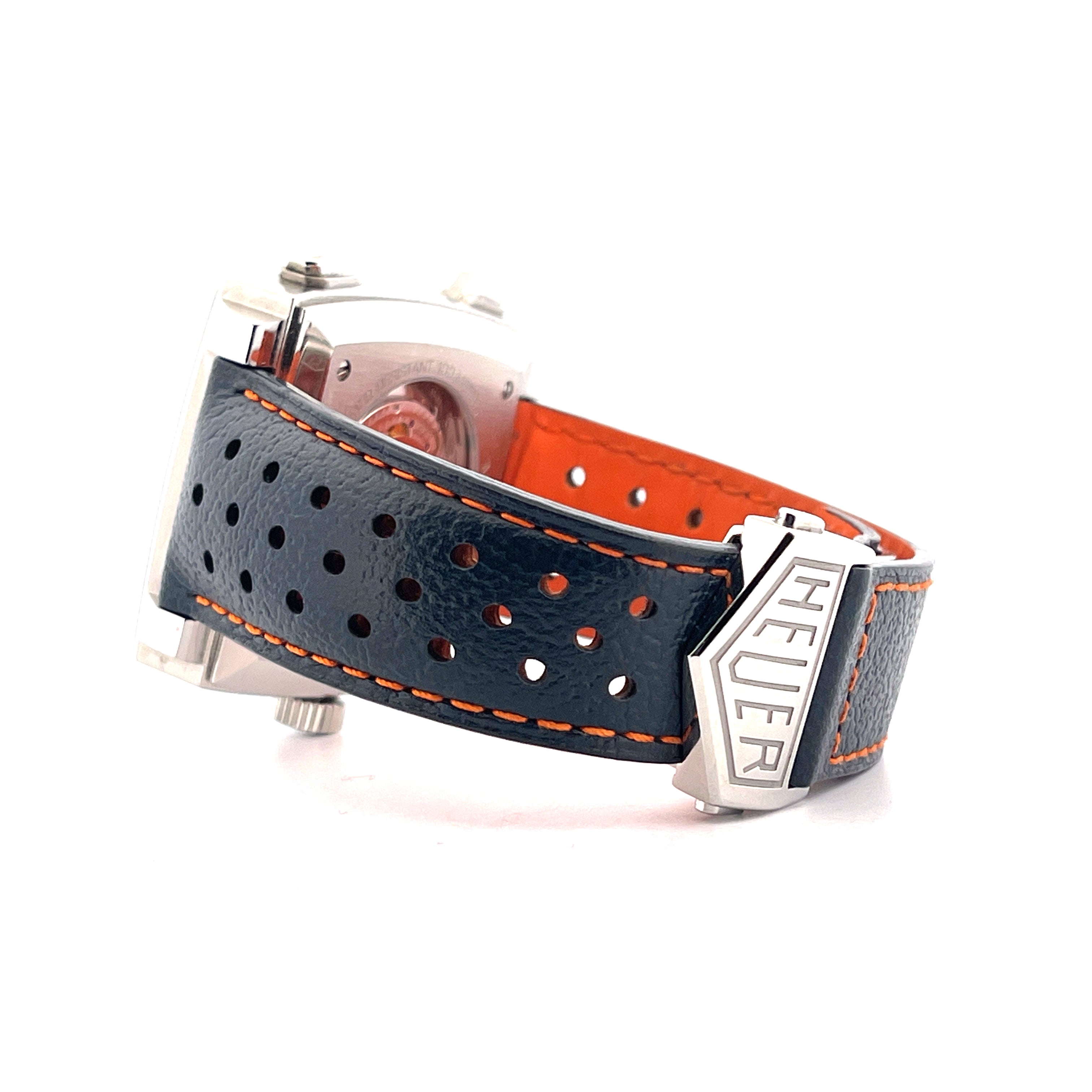 Tag Heuer Monaco Gulf mit dunkelblauem Lederarmband und orangefarbenen Nähten im Seitenprofil