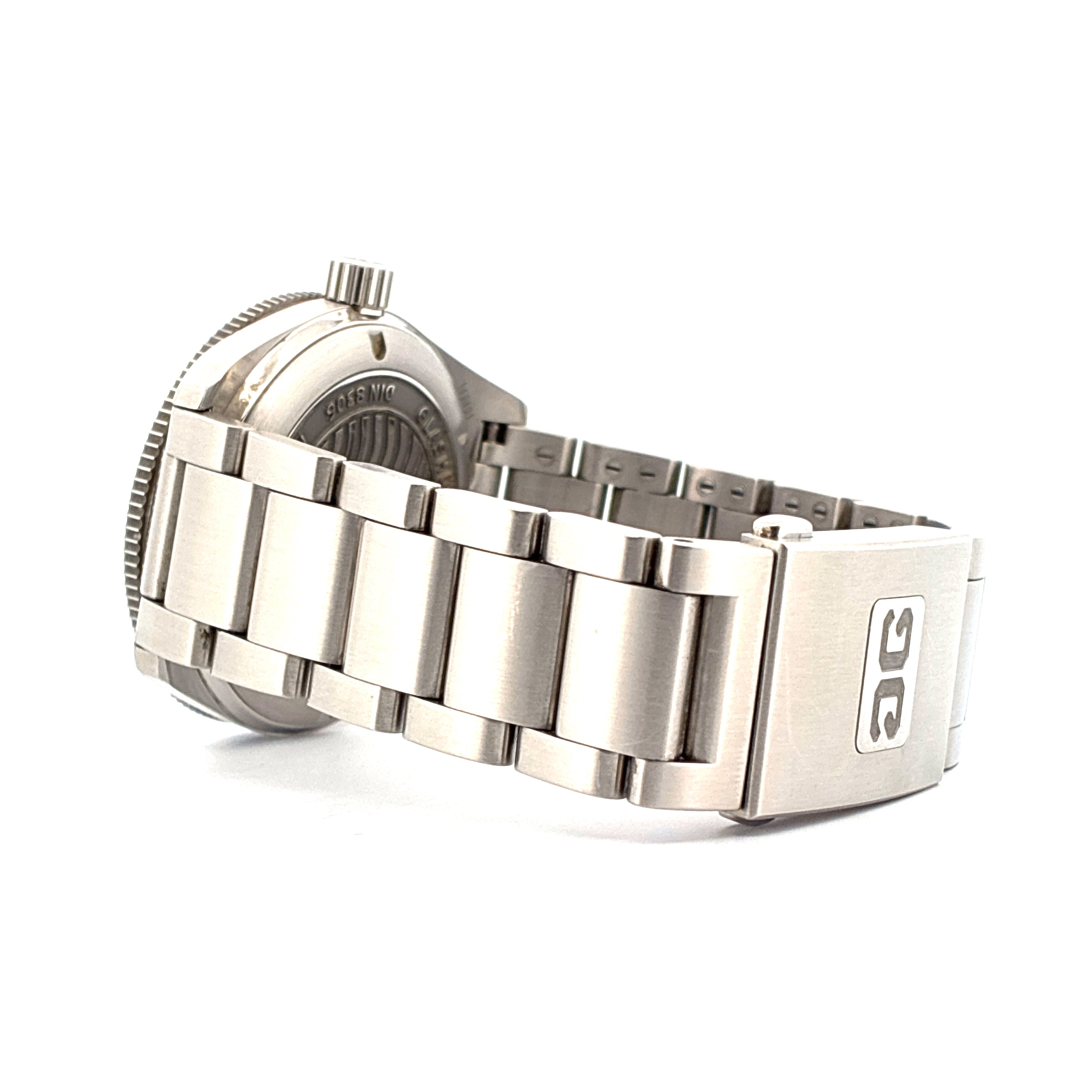 Glashütte Original SeaQ Uhr mit Edelstahlarmband und DG-Logo Schließe, von der Seite auf weißem Hintergrund