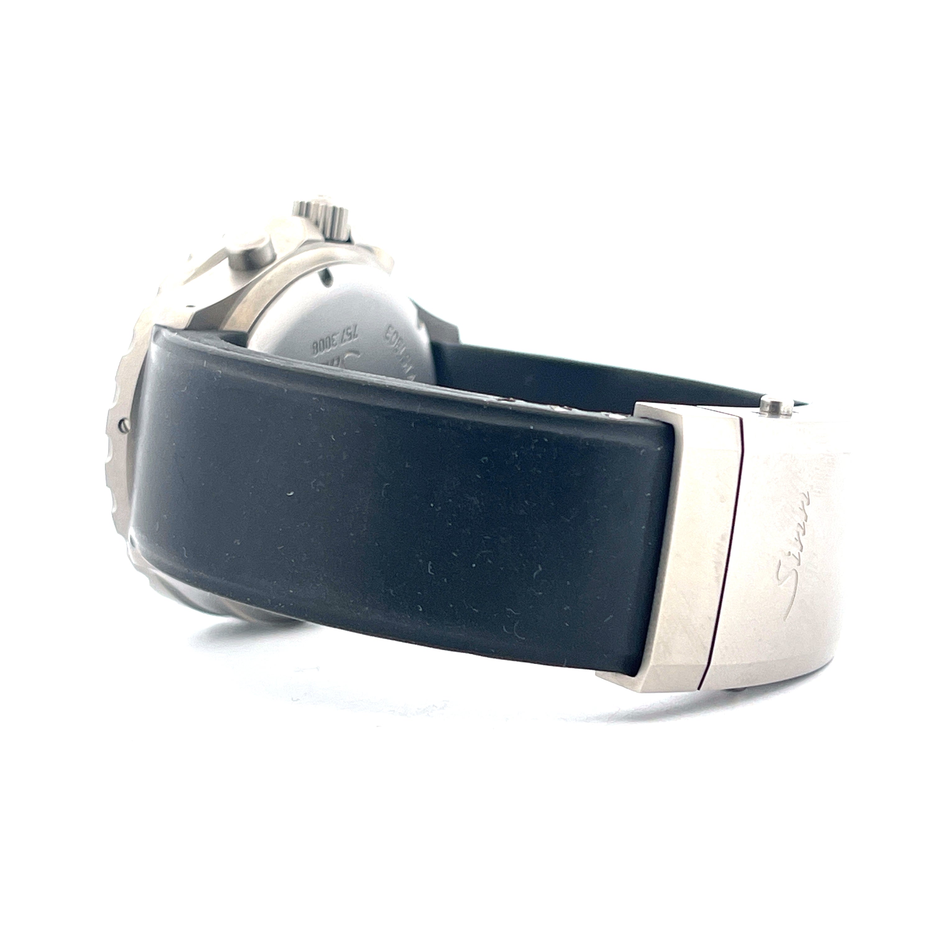 Seitenansicht einer Sinn 757 UTC Uhr mit schwarzem Kautschukarmband und Edelstahlschließe