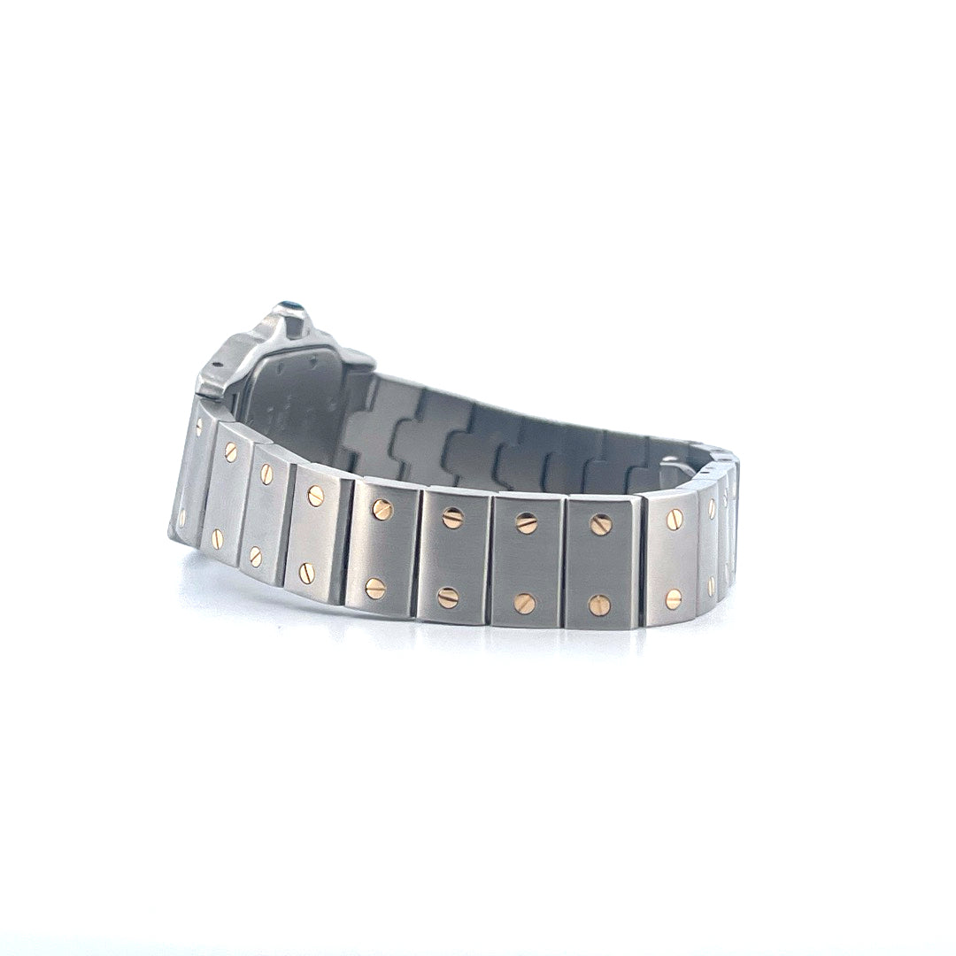 Seitenansicht einer Cartier Santos Galbée Uhr aus Stahl mit Gelbgold-Akzenten und poliertem Armband