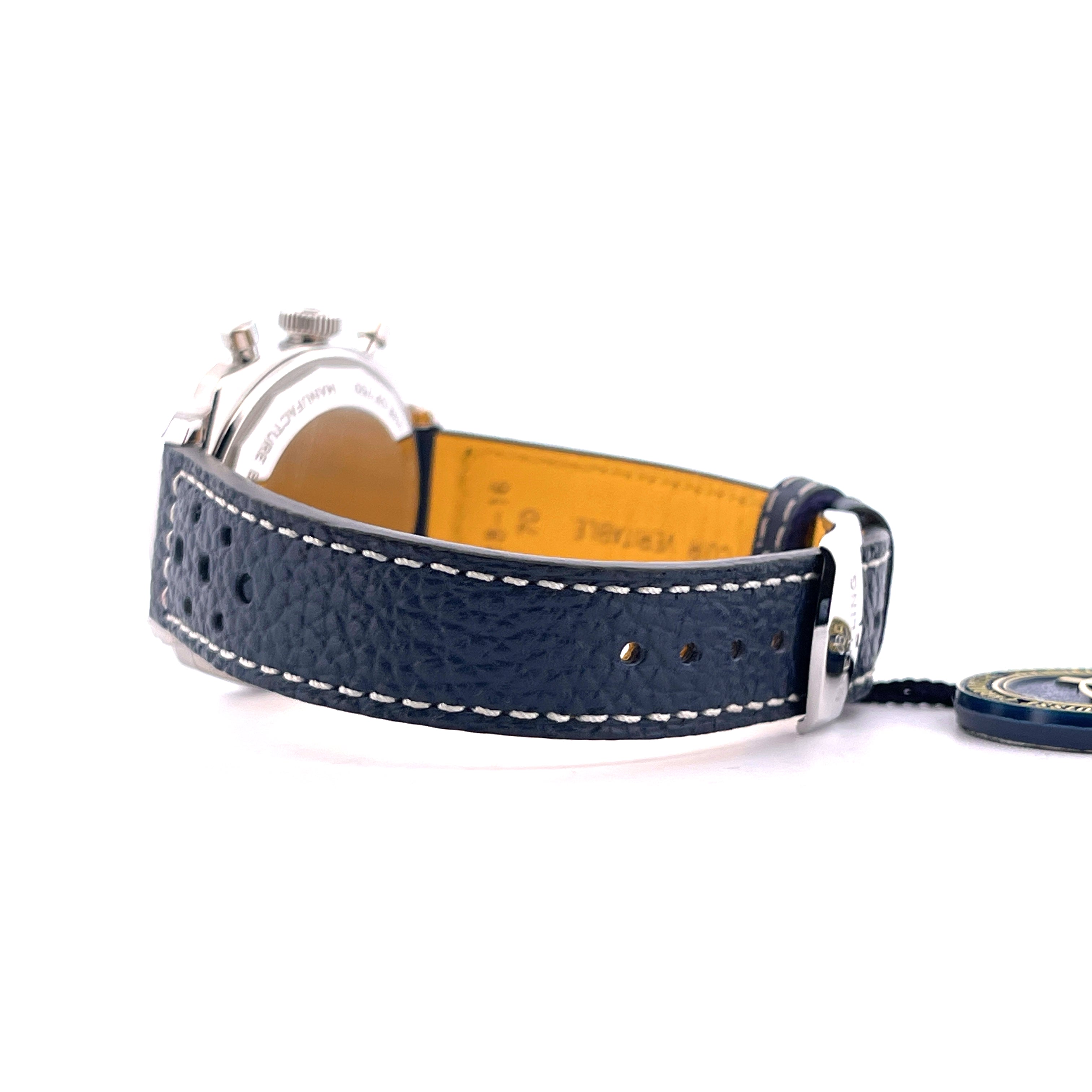 Breitling Top Time B01 Martini Racing im Seitenprofil mit dunkelblauem Lederarmband auf weißem Hintergrund