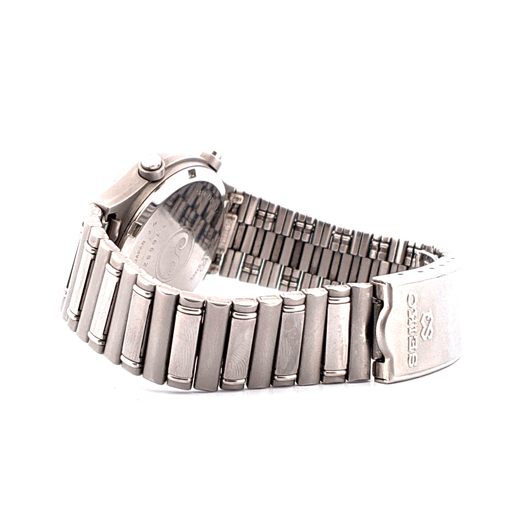 Seiko Chronograph Quarz, Edelstahlgehäuse und -armband, Rückseite mit Gravur, auf weißem Hintergrund