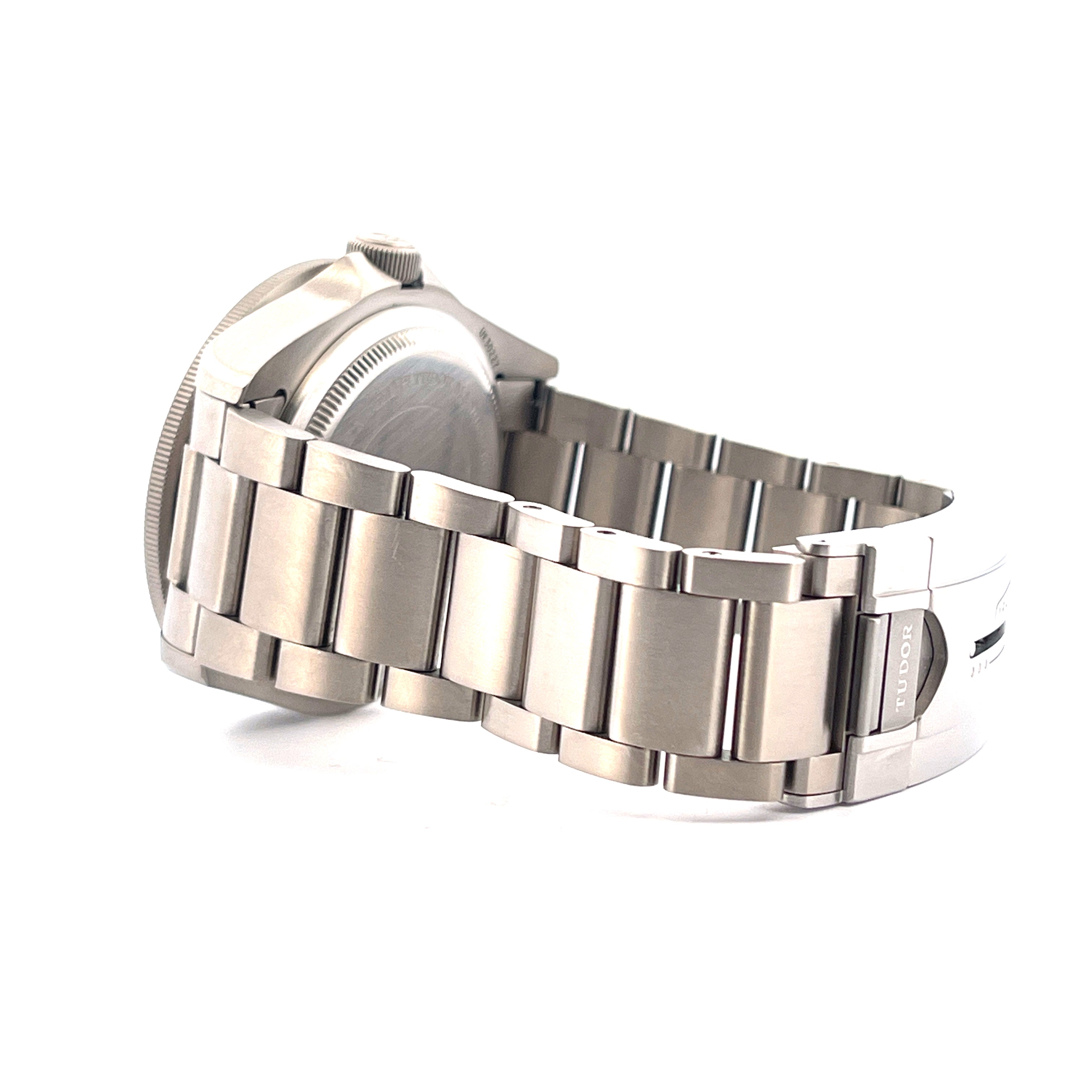 Tudor Pelagos aus Titan mit gebürstetem Metallarmband im Seitenprofil auf weißem Hintergrund