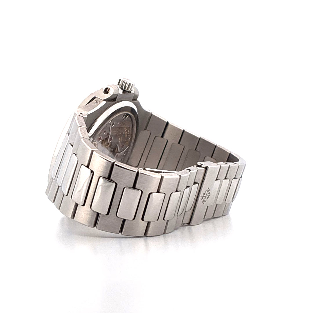 Patek Philippe Nautilus 5712/1A-001 Edelstahl Uhr im Seitenprofil auf weißem Hintergrund