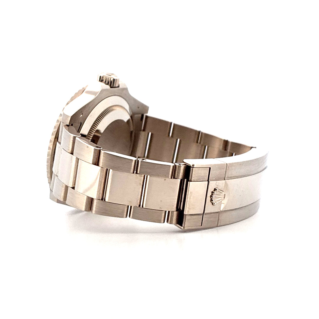 Seitenansicht einer Rolex Submariner Date Weißgold mit Oyster-Armband und markanter Schließe