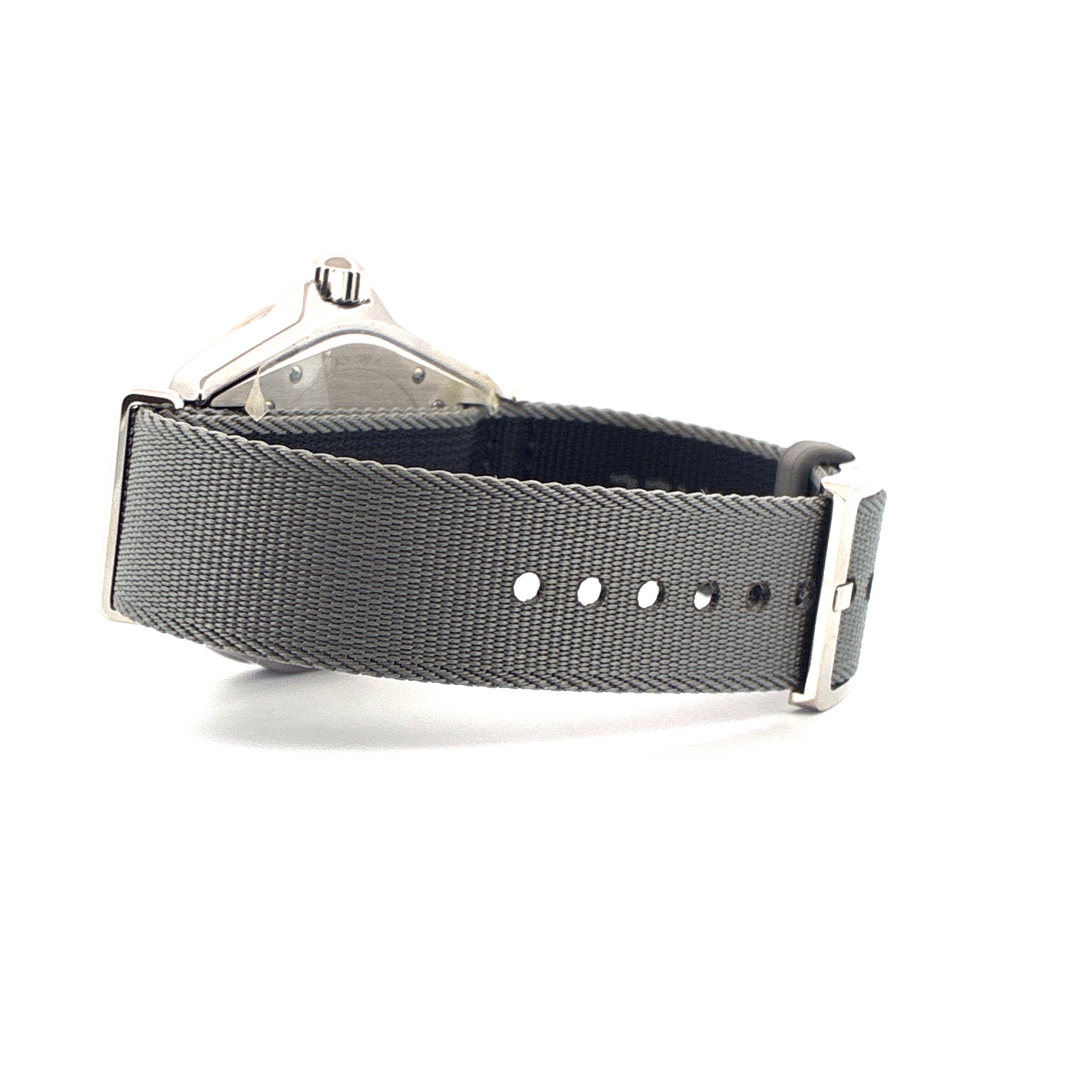 Chanel J12-g10 Uhr mit grauem Stoffarmband und Schnalle in Seitenansicht auf weißem Hintergrund