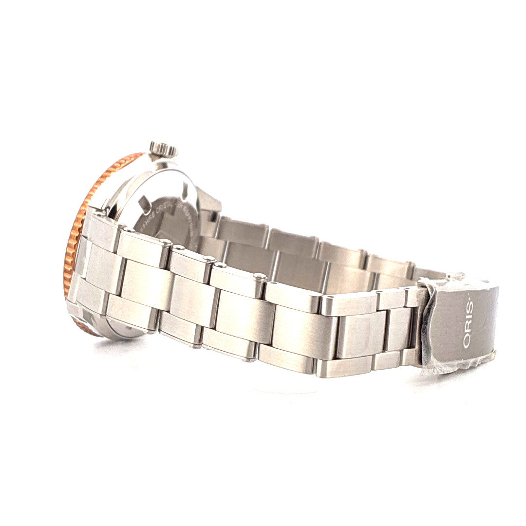 Oris Divers Sixty Five aus Edelstahl, Seitenansicht mit Armband und Schließe auf weißem Hintergrund