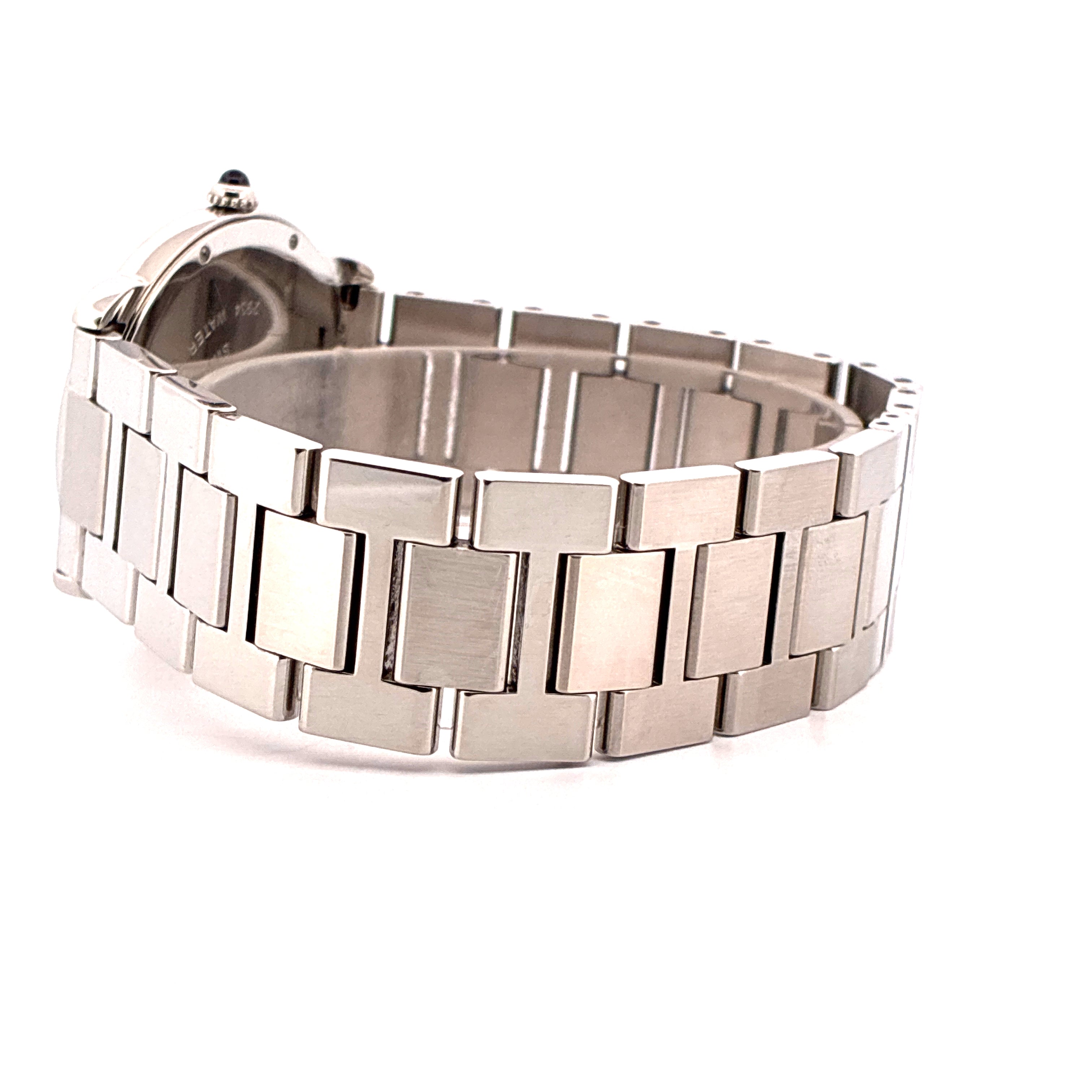 Cartier Ronde Solo de Cartier Edelstahl-Herrenuhr im Seitenprofil vor weißem Hintergrund