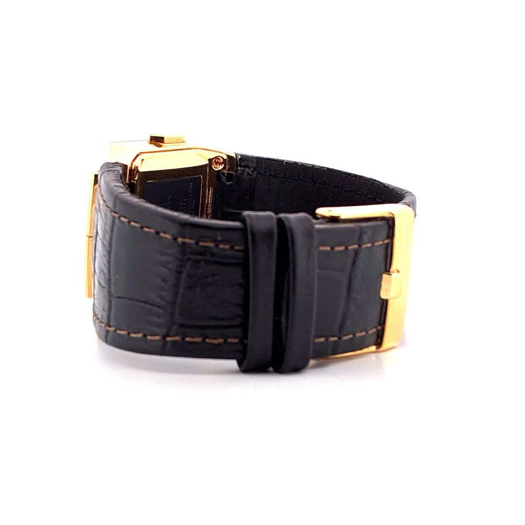 Junghans Mega 1000 Funkuhr mit schwarzem Lederarmband und goldener Schließe in Seitenansicht