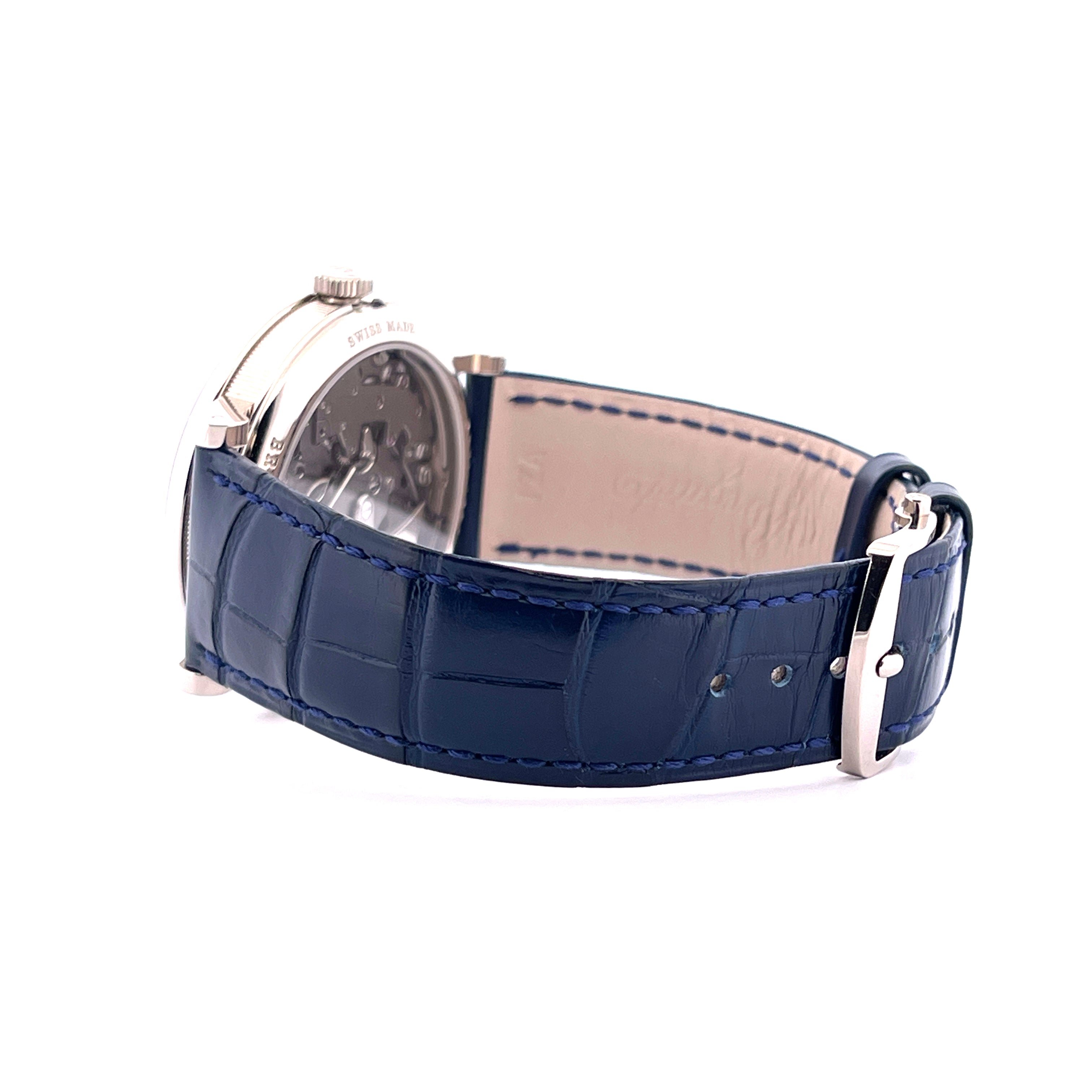 Breguet Tradition Quantieme Retrograde von der Seite mit blauem Krokolederarmband und polierter Stiftschließe