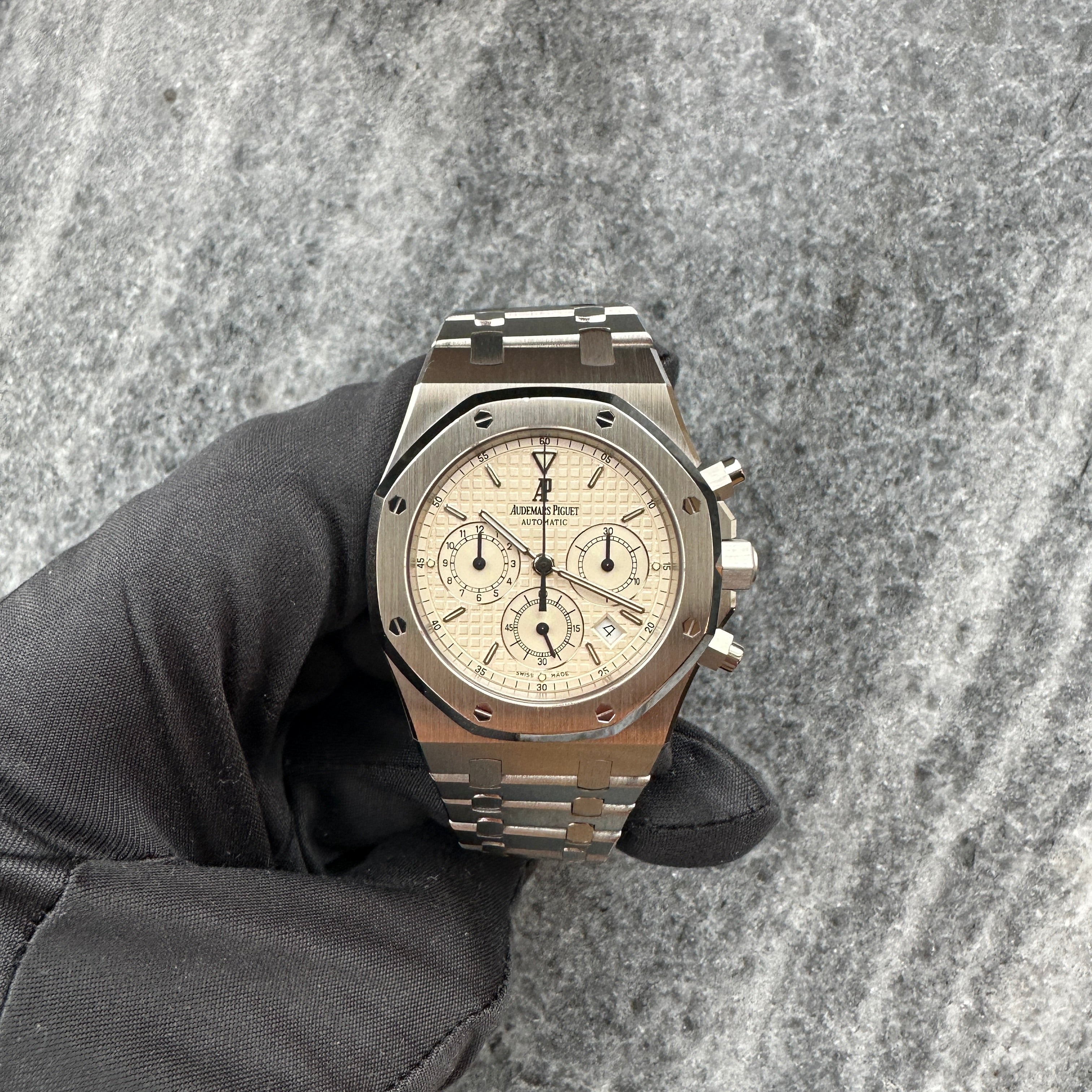 Royal Oak Chronograph / Small Tapisserie / White Dial / Large AP Service 2025 / Full-Set / 2001