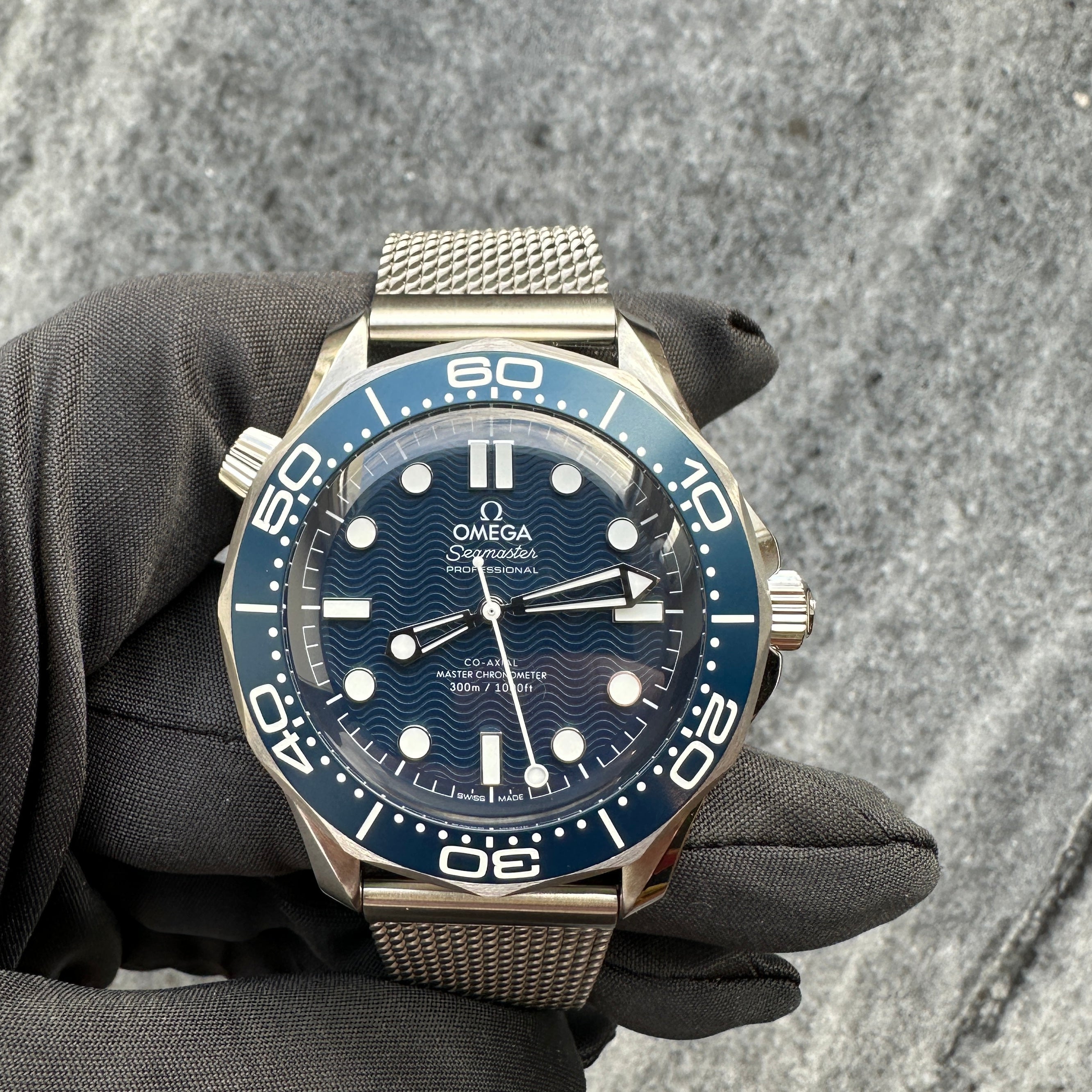 Seamaster Diver 300M James Bond / like new / Full Set / 2025