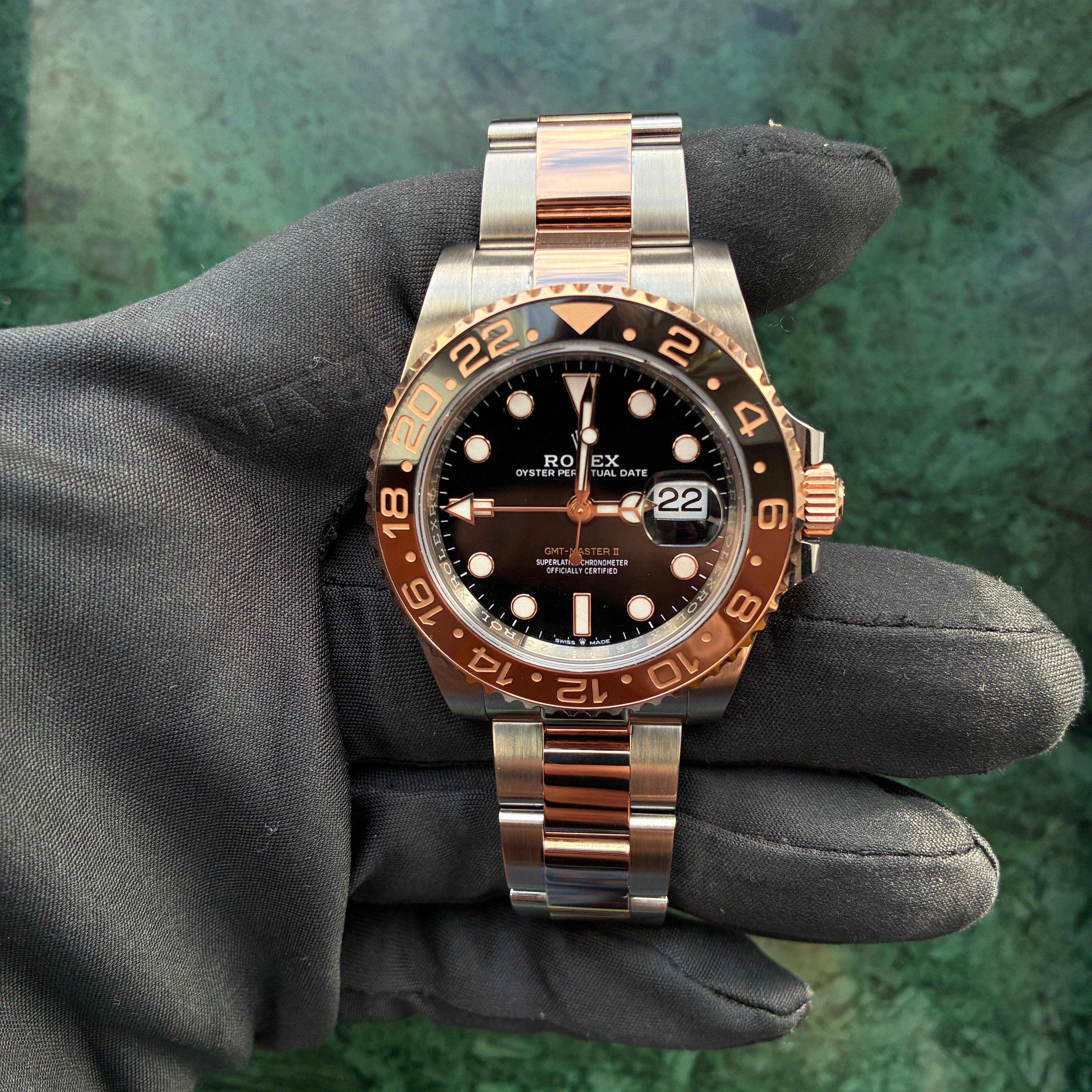 Rolex GMT-Master II Rootbeer aus Gold und Stahl mit schwarzem Zifferblatt im Detail aufgenommen
