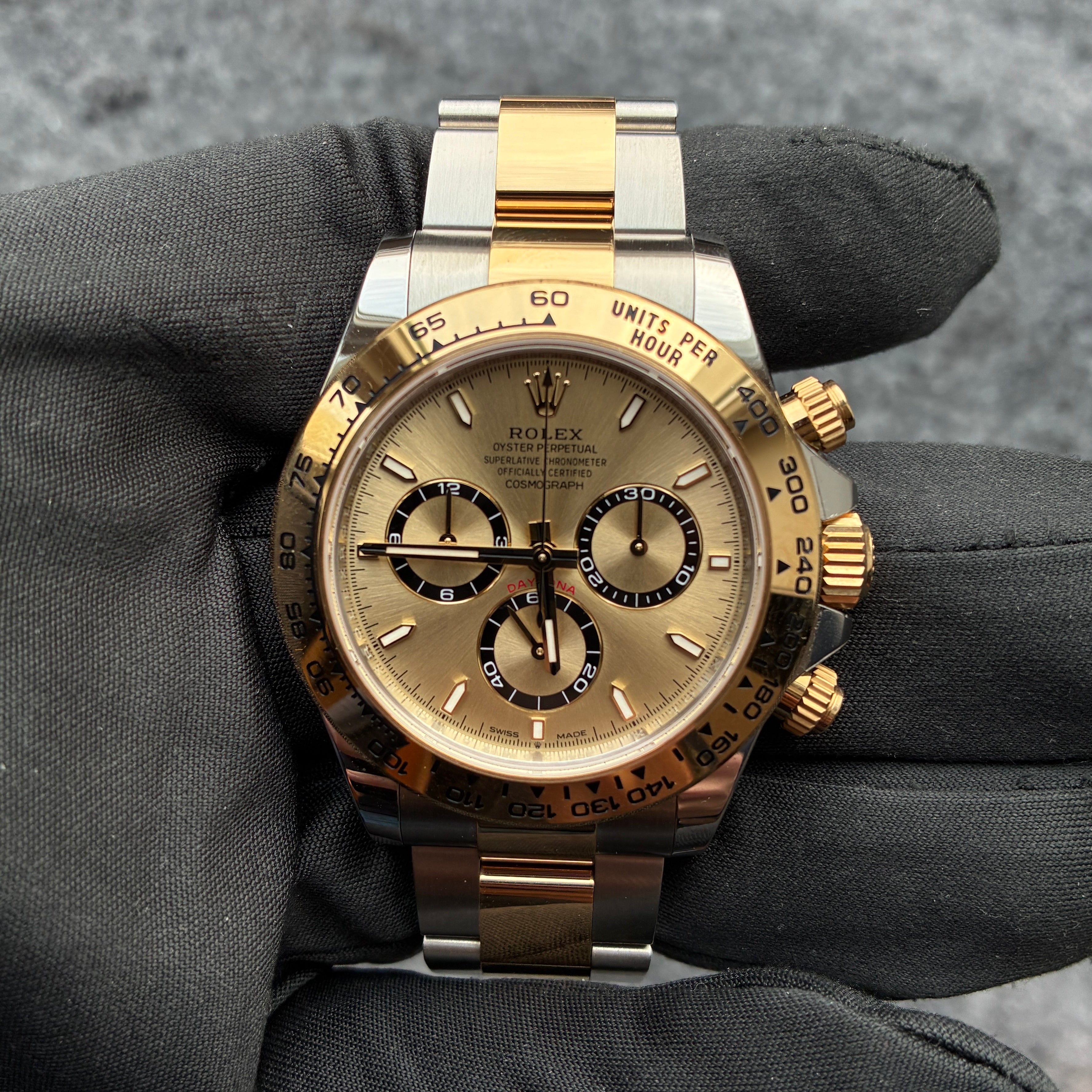 Eine Rolex Daytona Stahl-Gold aus der Frontansicht mit goldenem Zifferblatt und zwei Chronographen-Anzeigen