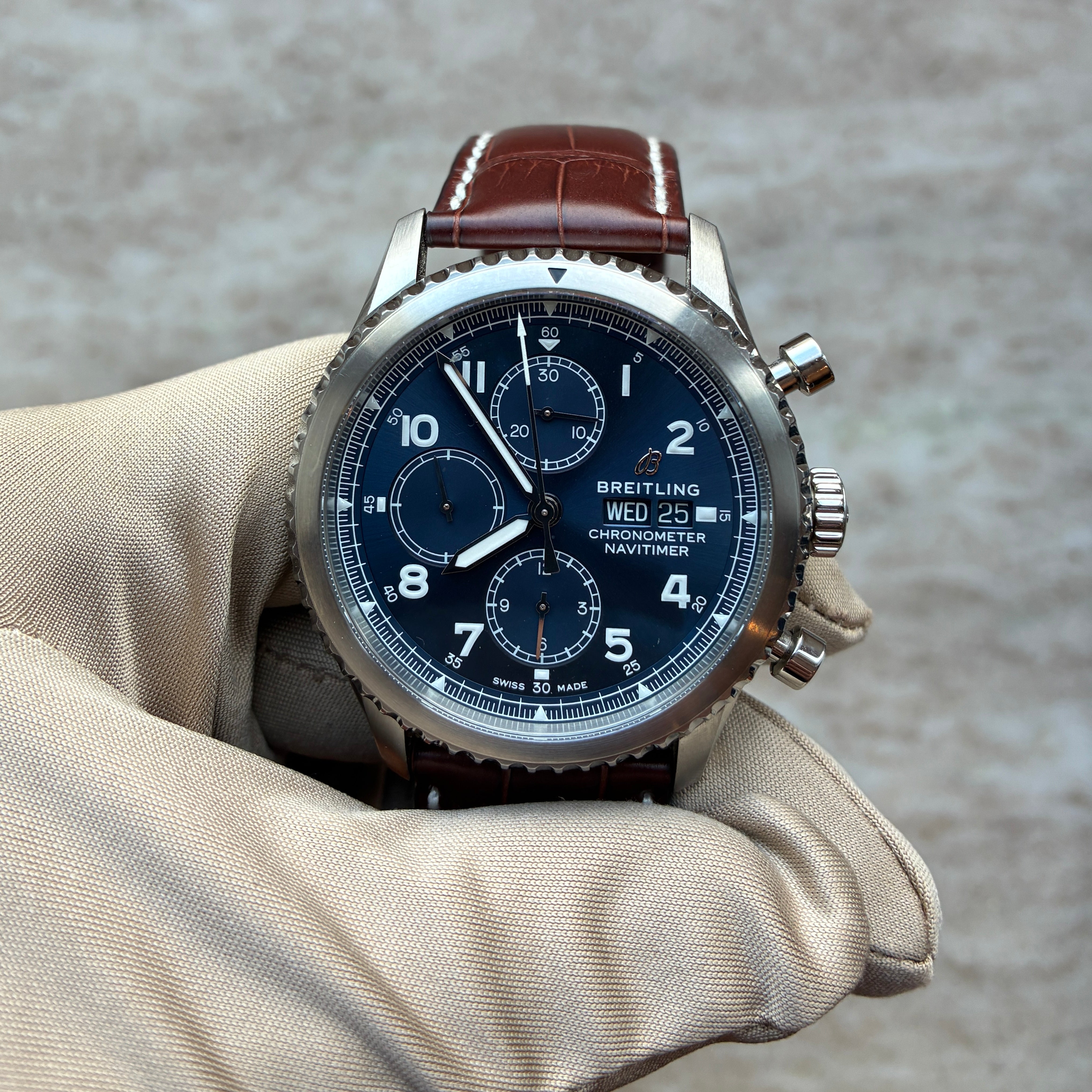 Breitling Navitimer 8 Chronograph mit blauem Zifferblatt und braunem Lederarmband Nahaufnahme