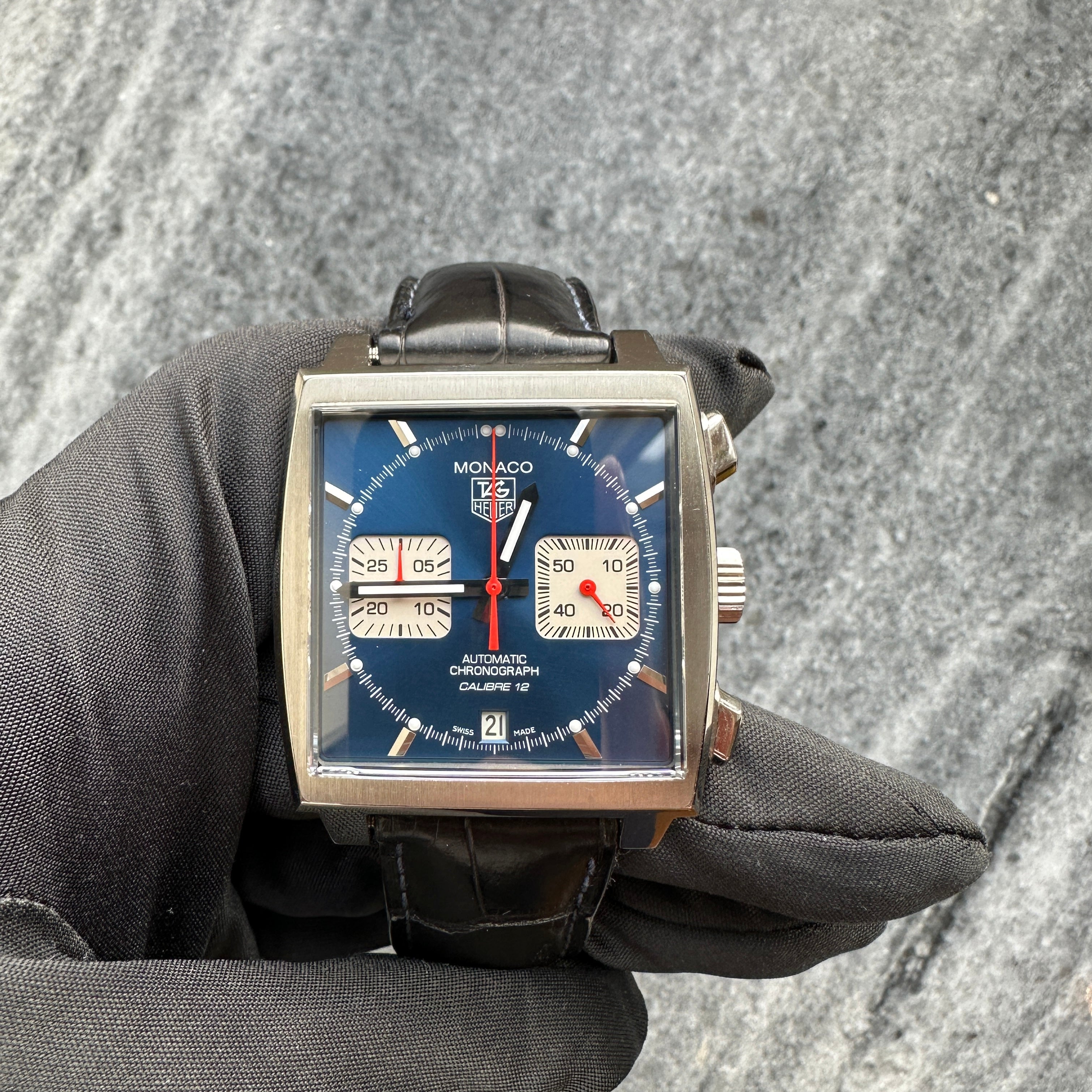Tag Heuer Monaco CAW2111 Automatik mit blauem Zifferblatt und Lederarmband im Detail
