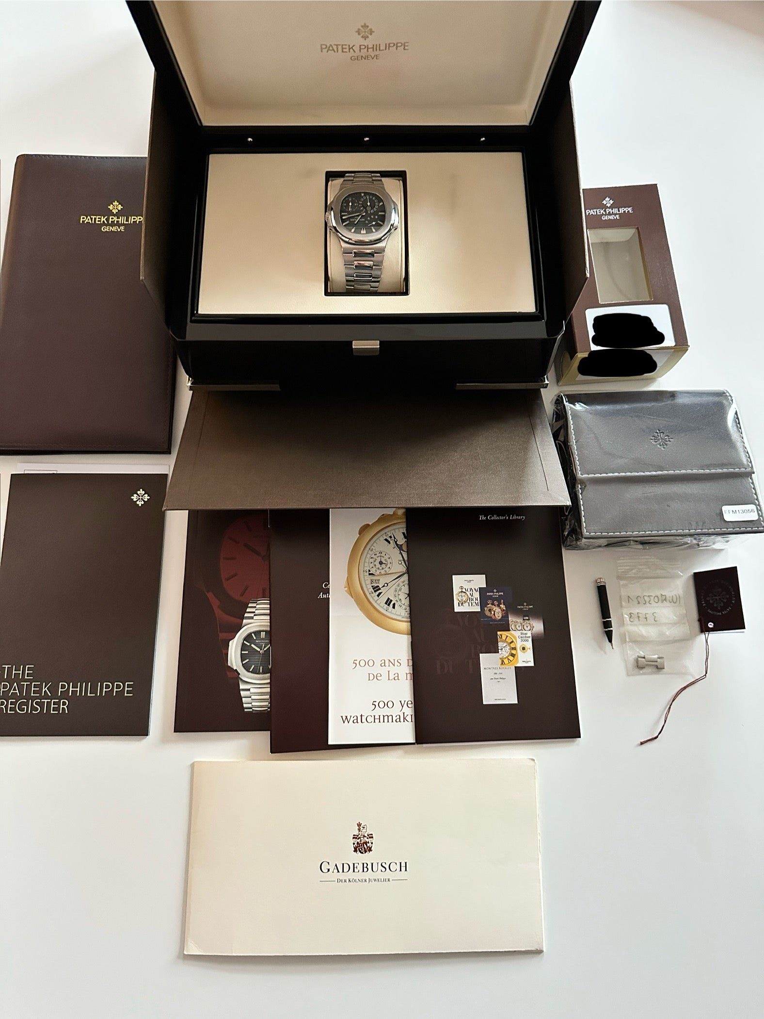 Patek Philippe - Patek Philippe Nautilus 5712/1A-001 - Juwelier Spliedt