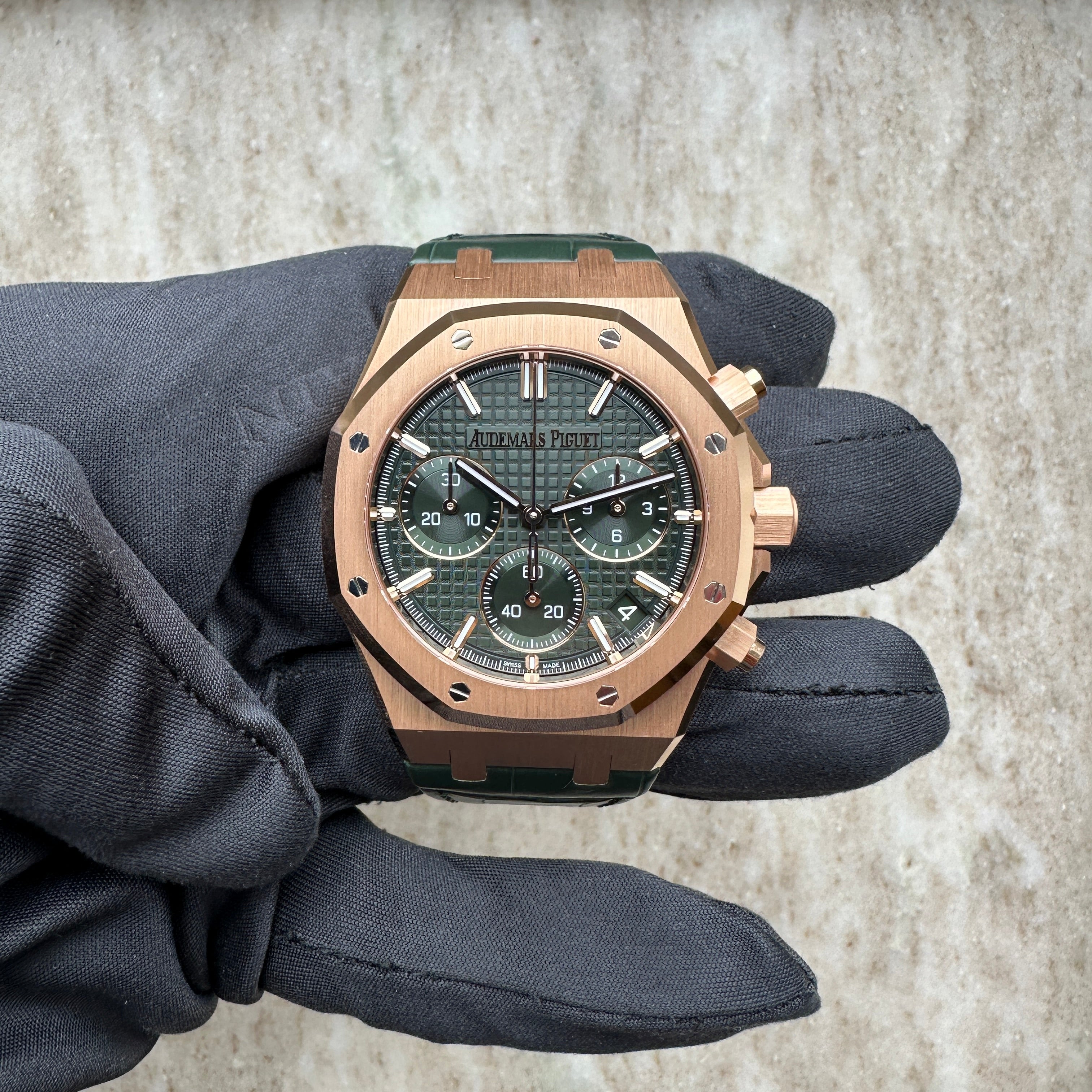 Audemars Piguet - Royal Oak Green Chronograph 26240OR Roségold / Box and Paper / premium Condition / 2025 - [product_sku]
