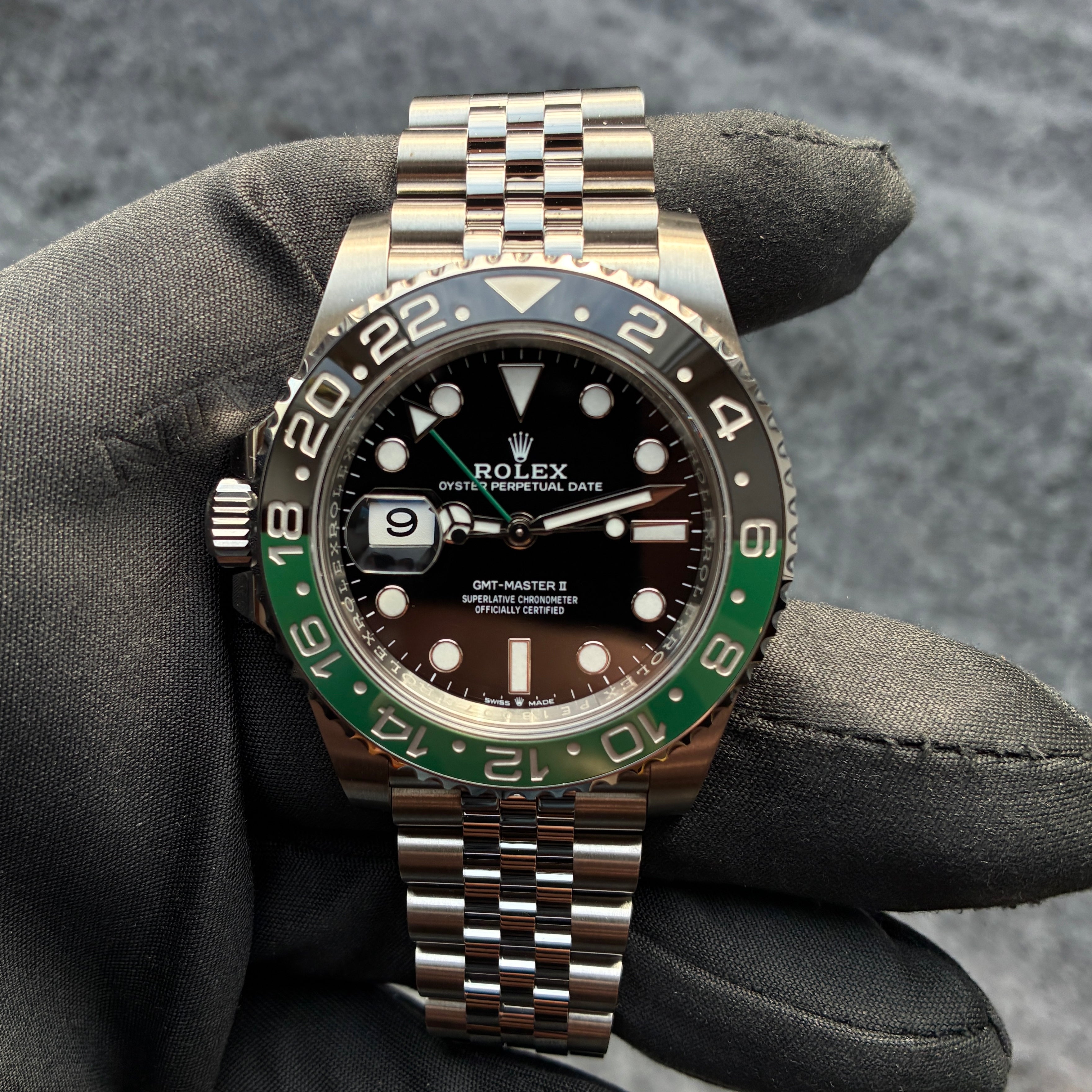 Rolex GMT-Master II Sprite Jubilee auf einem grauen Stoffhintergrund