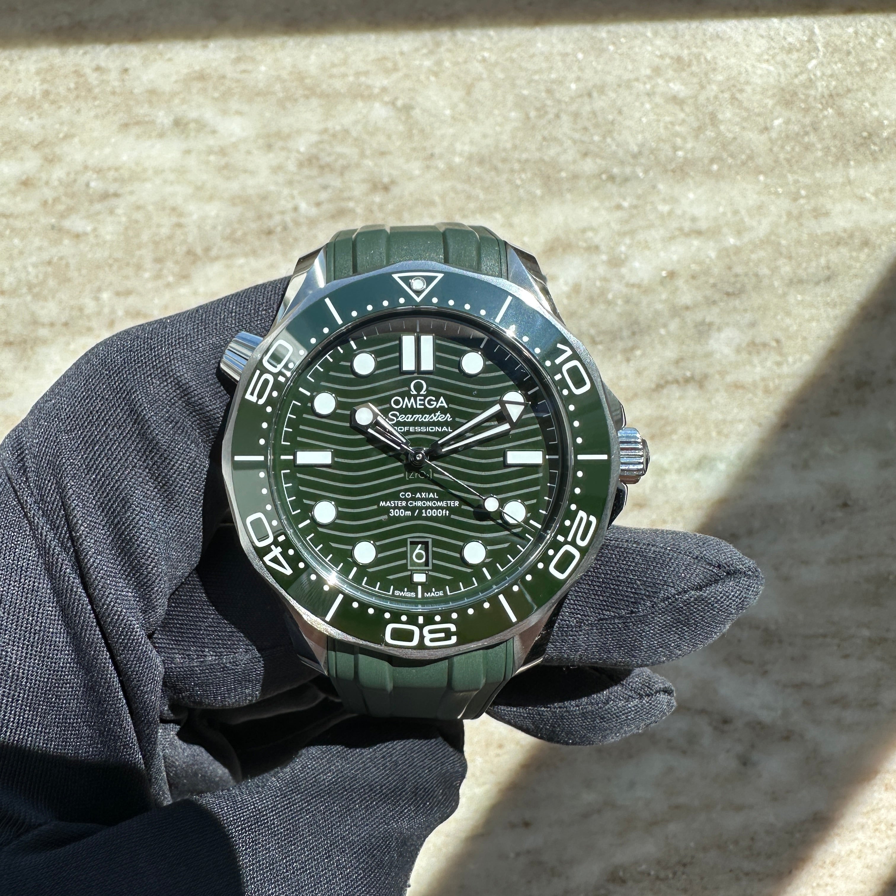 Seamaster Diver 300 M Master Chronometer DIVER 300 / Green Dial / Rubber / Box and Paper / Germany / perfect Condition / Dec. 2025