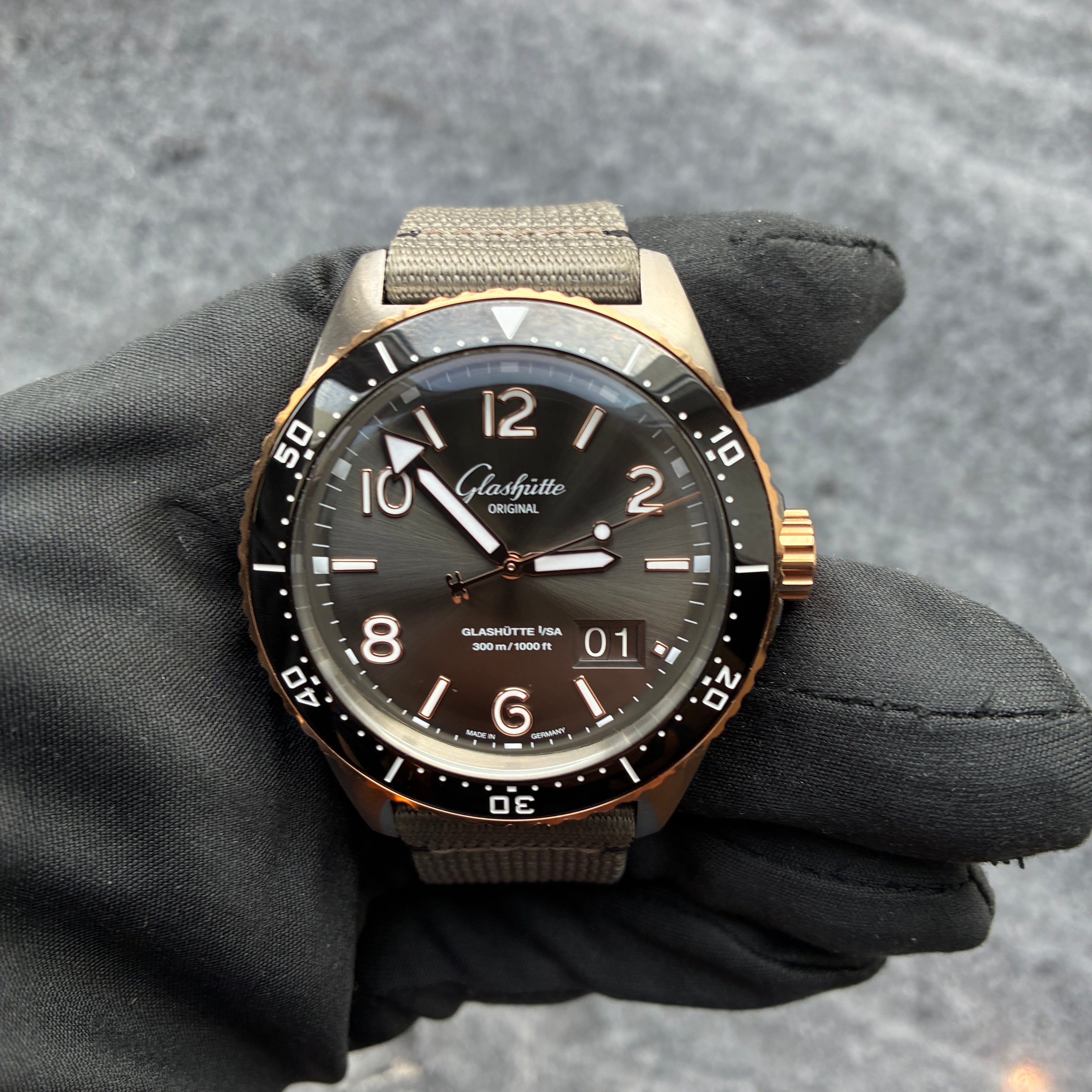 Glashütte Original SeaQ mit braunem Zifferblatt und bicolor Gehäuse auf schwarzem Handschuh