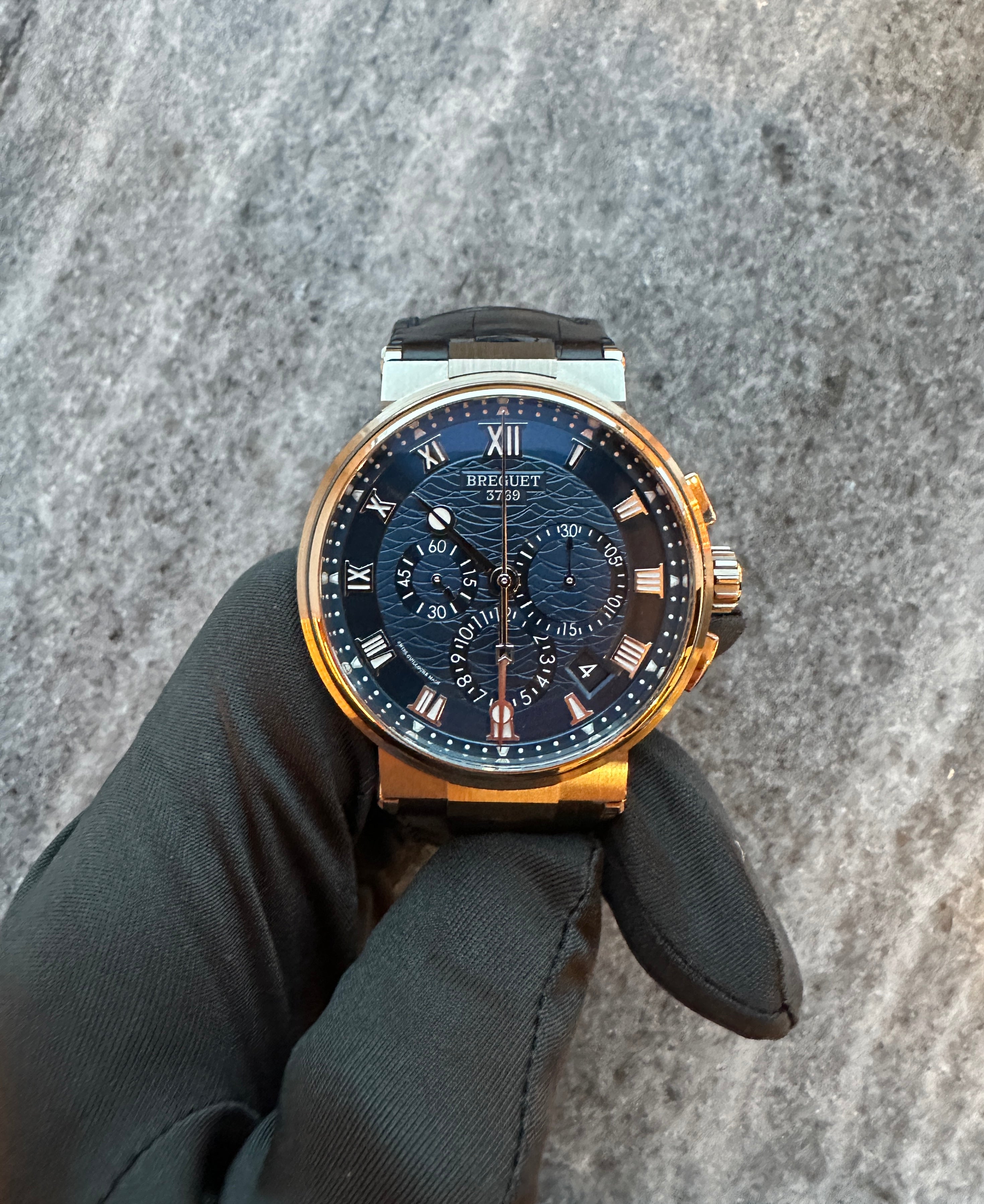 Breguet Marine Roségold Chronograph mit blauem Wellenmuster Zifferblatt und Kautschukarmband