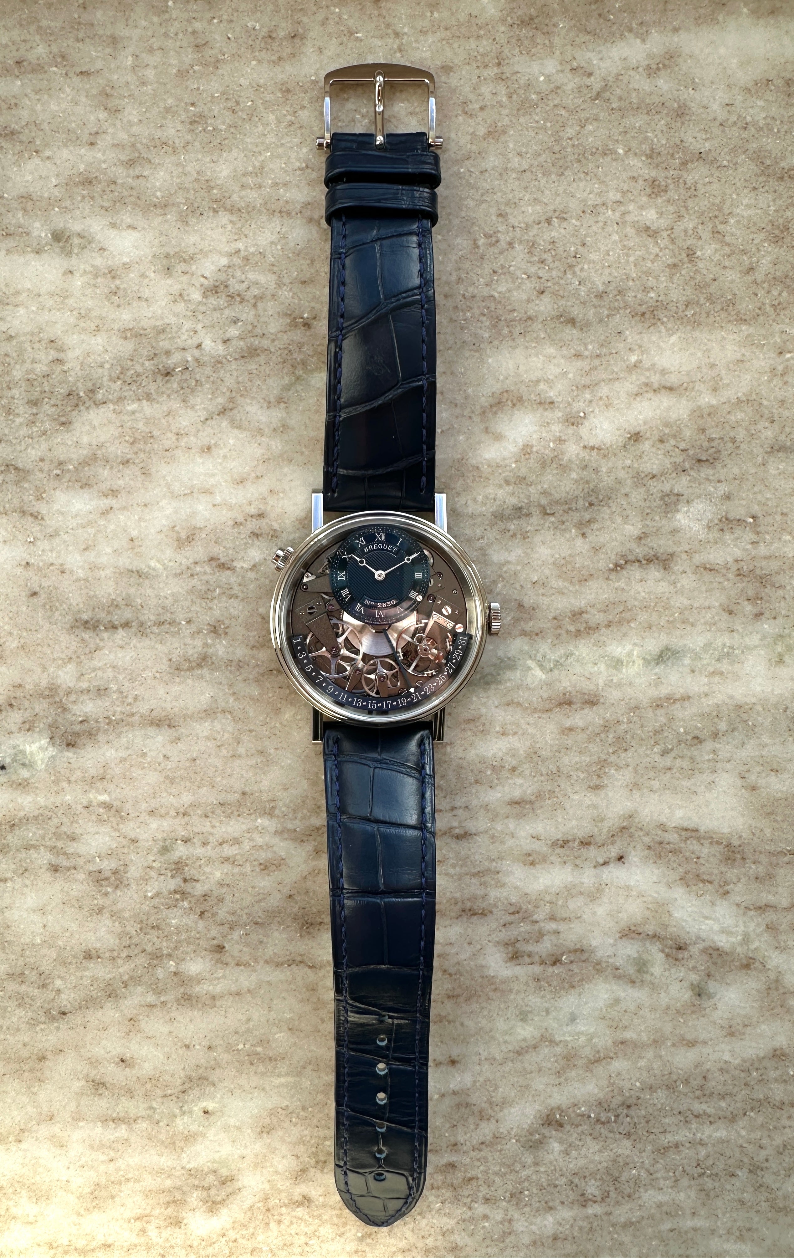 Breguet Tradition Quantieme Retrograde Automatic Herrenuhr mit blauem Lederarmband auf Marmor