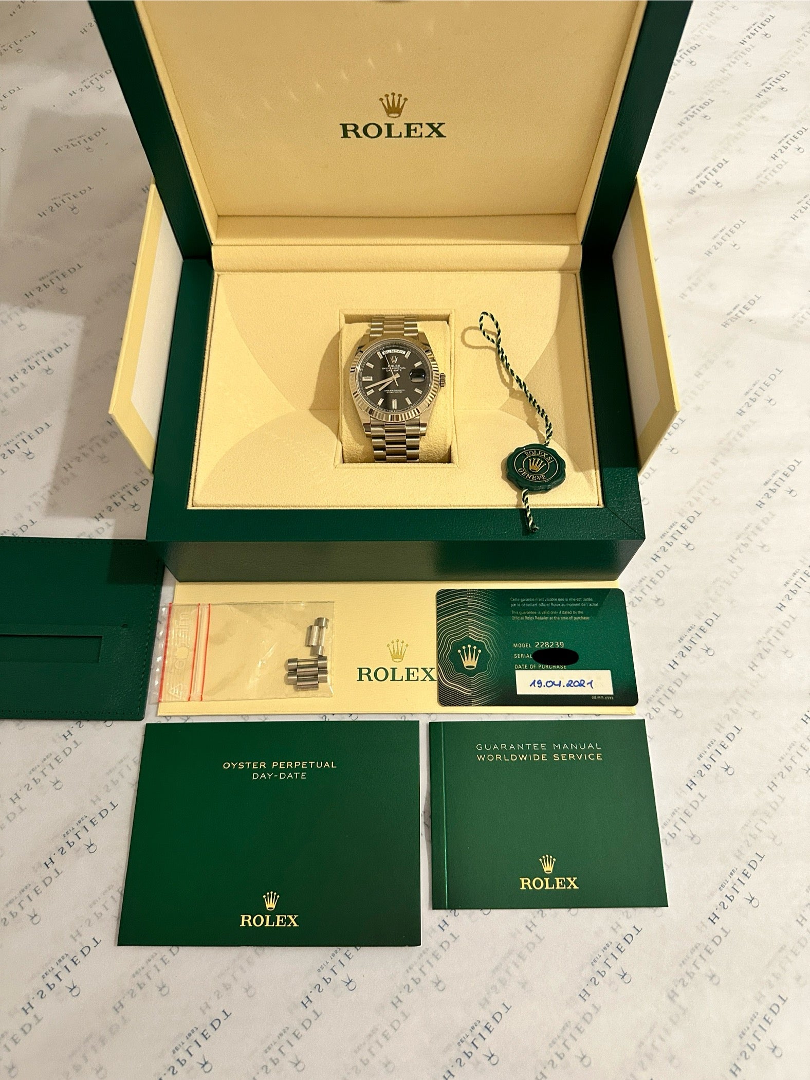 Rolex - Rolex Day-Date 40 Black Dial & Baguette Diamonds - Juwelier Spliedt