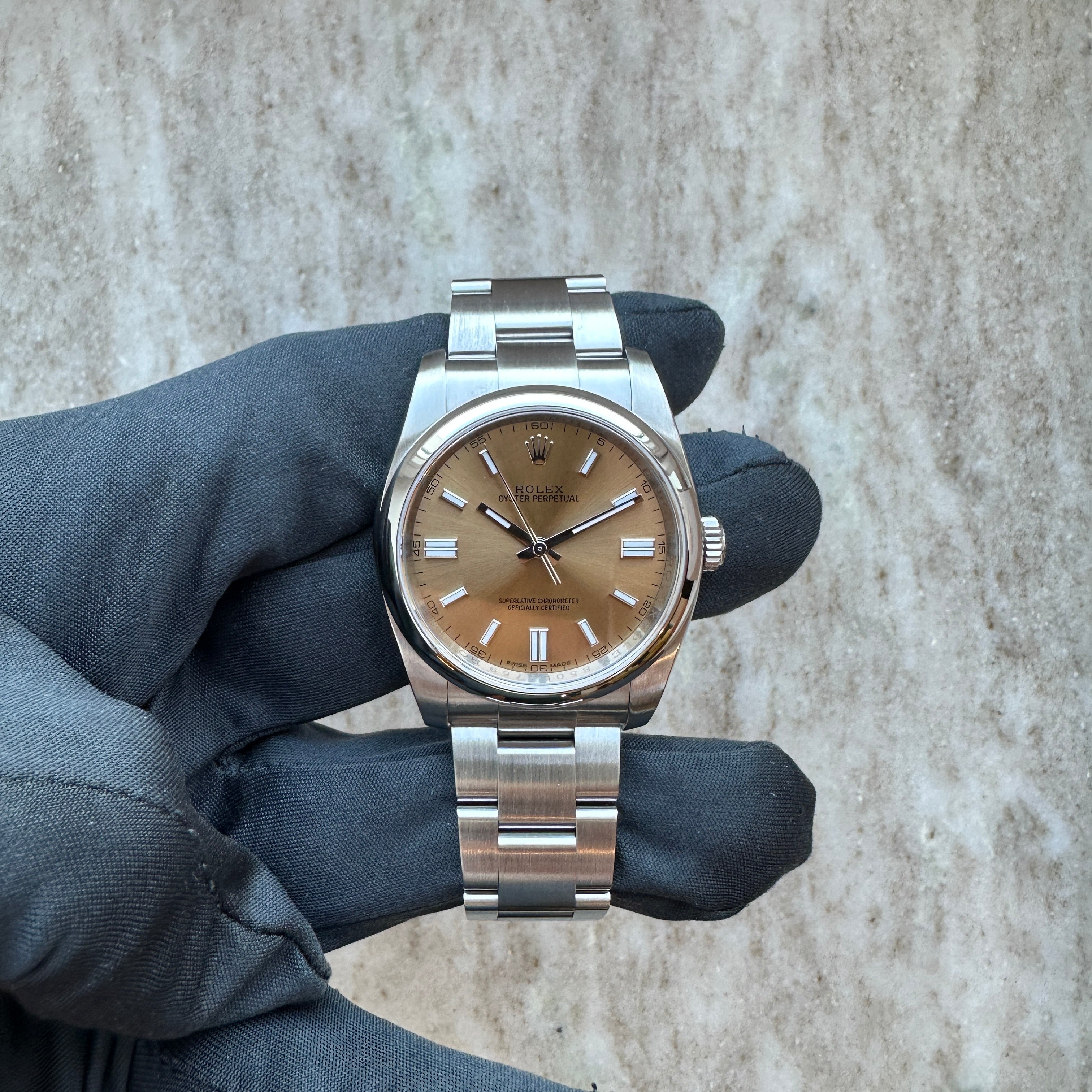 Rolex Oyster Perpetual 36 Beige mit Stahlarmband vor hellem Hintergrund