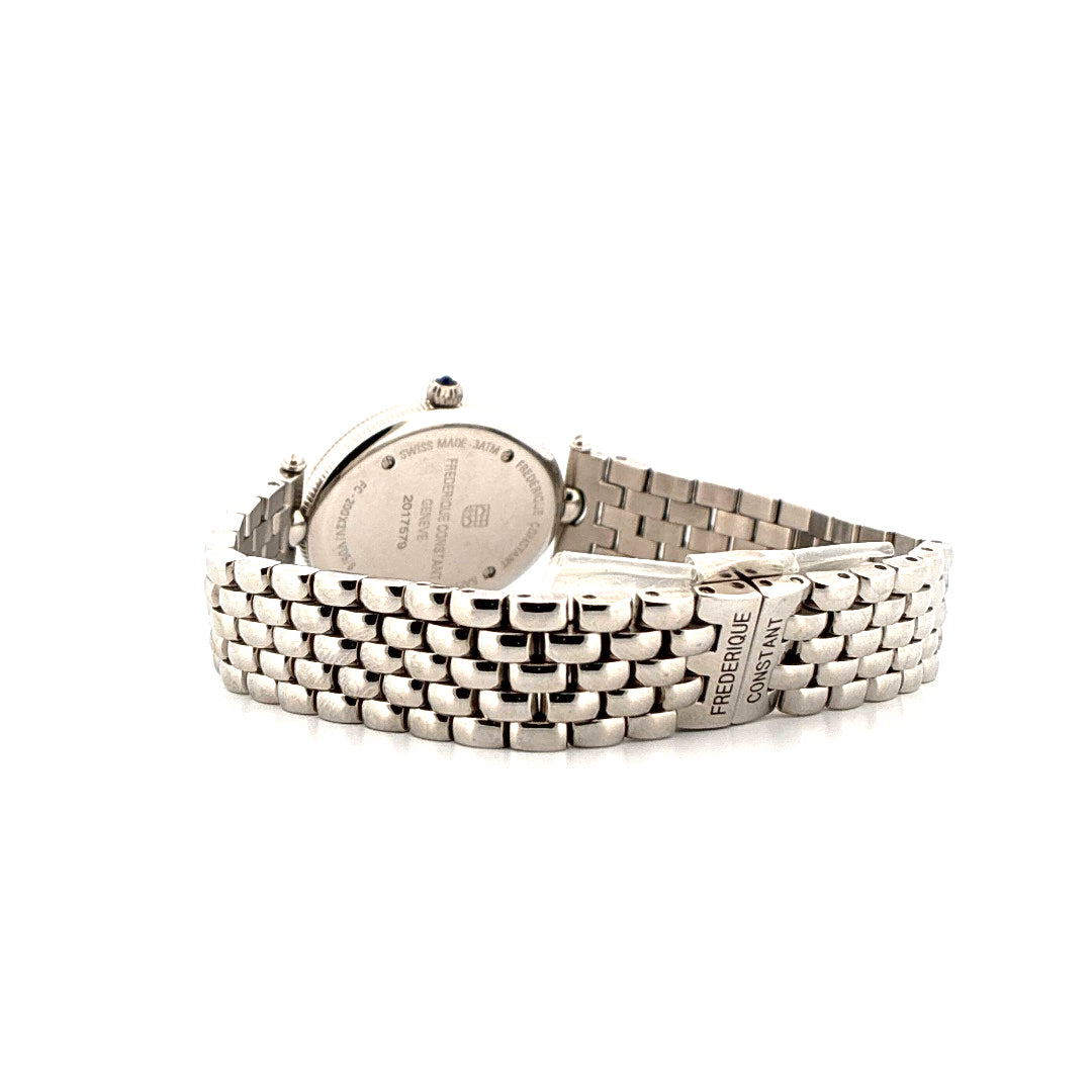 Rückansicht einer Frederique Constant Art Deco Classics Damenuhr aus Edelstahl mit silbernem Armband auf weißem Hintergrund