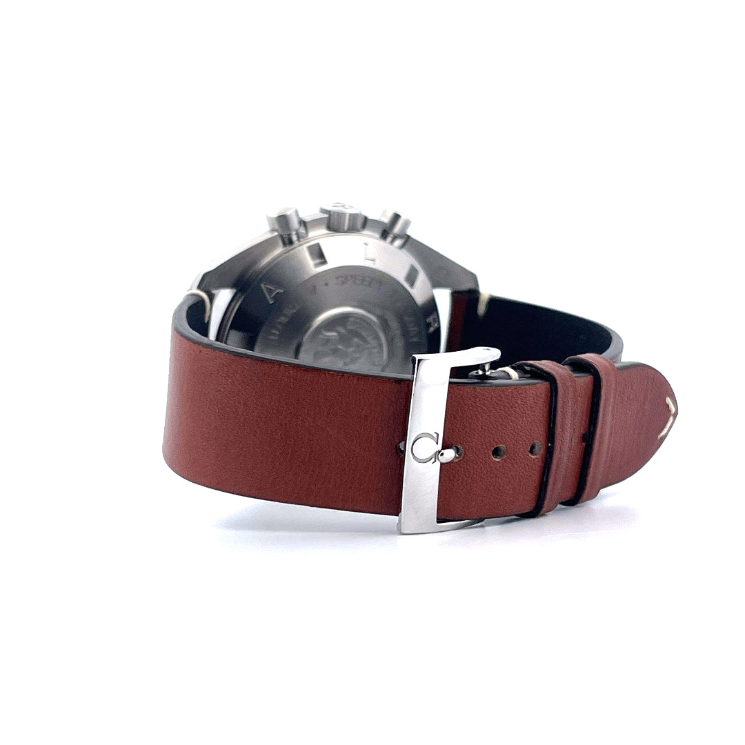 Omega Speedmaster Gehäuserückseite mit braunem Lederarmband und silberner Schließe