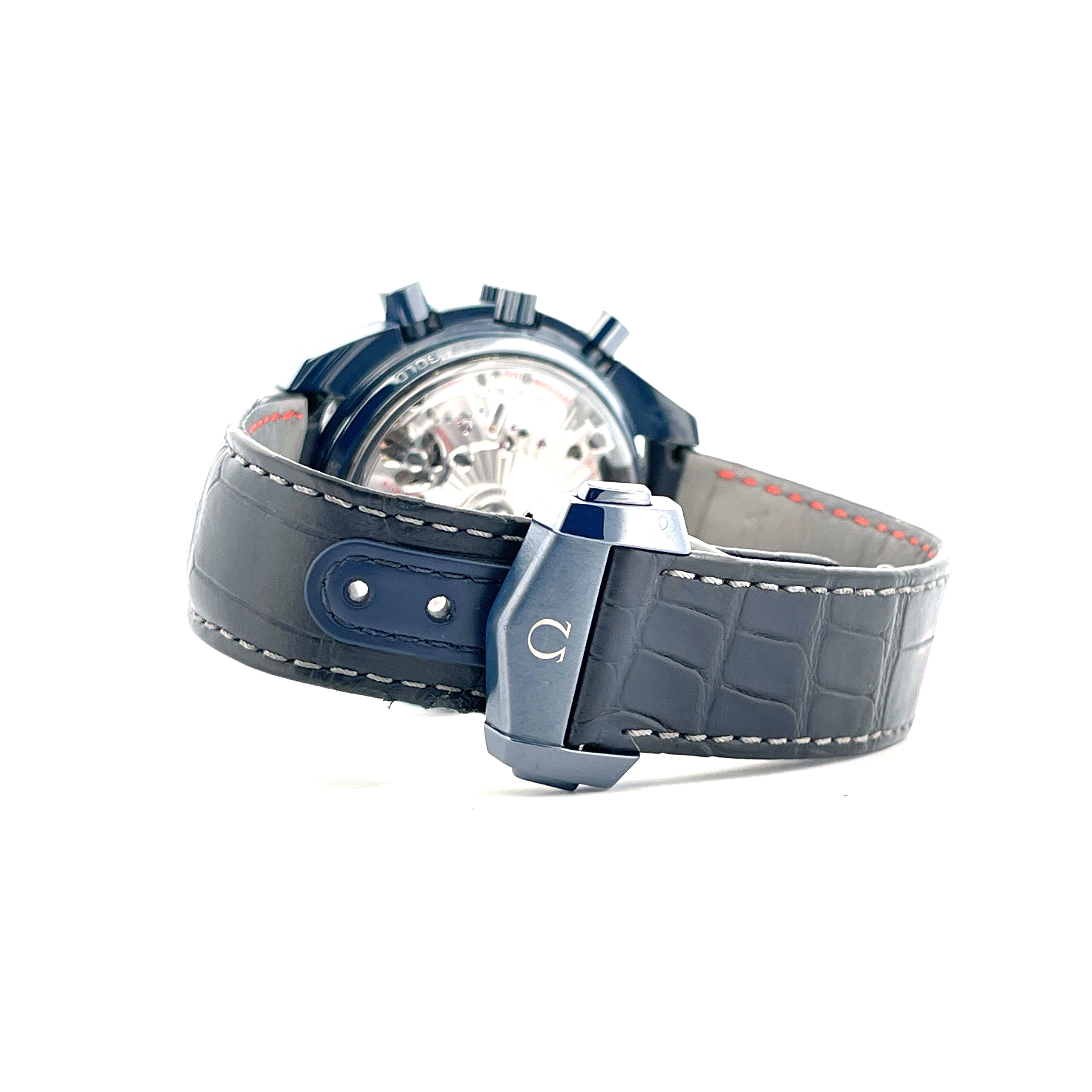 Omega Speedmaster Moonphase Keramik mit blauem Lederband und Omega-Schließe von der Seite
