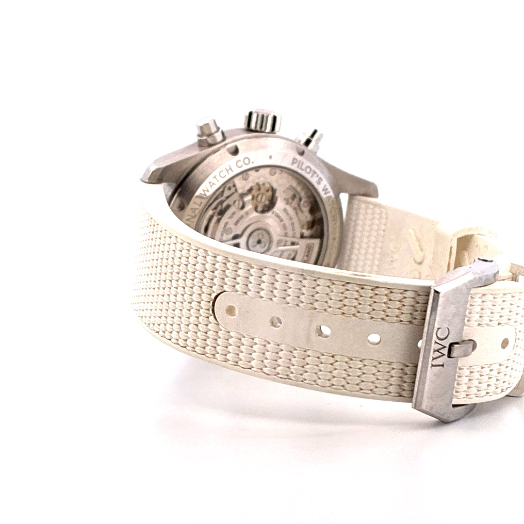 IWC Pilot's Watch Chronograph, Rückansicht mit Automatikwerk und weißem Textilarmband