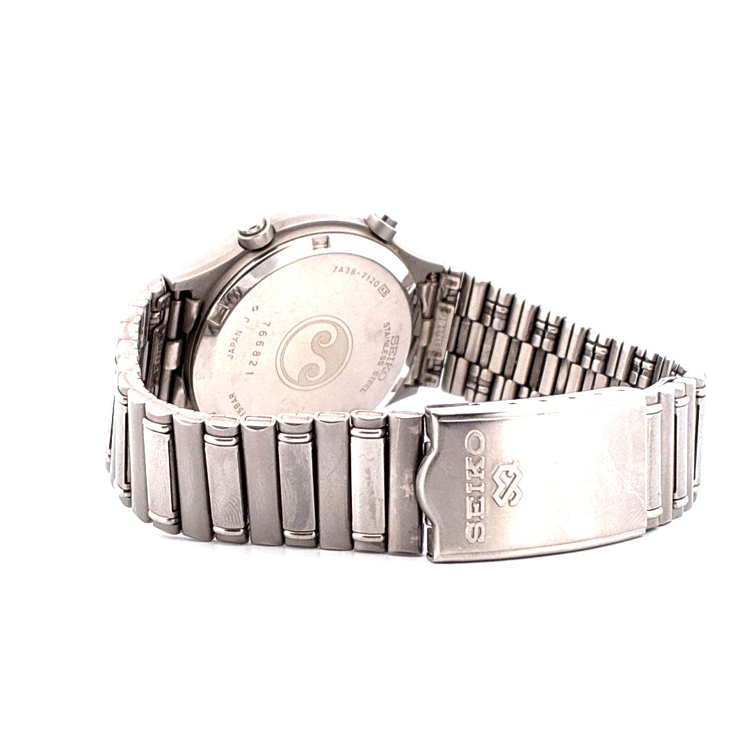 Seiko Chronograph Quarz, Rückseite aus Edelstahl mit Prägung und einem Armband aus Edelstahl