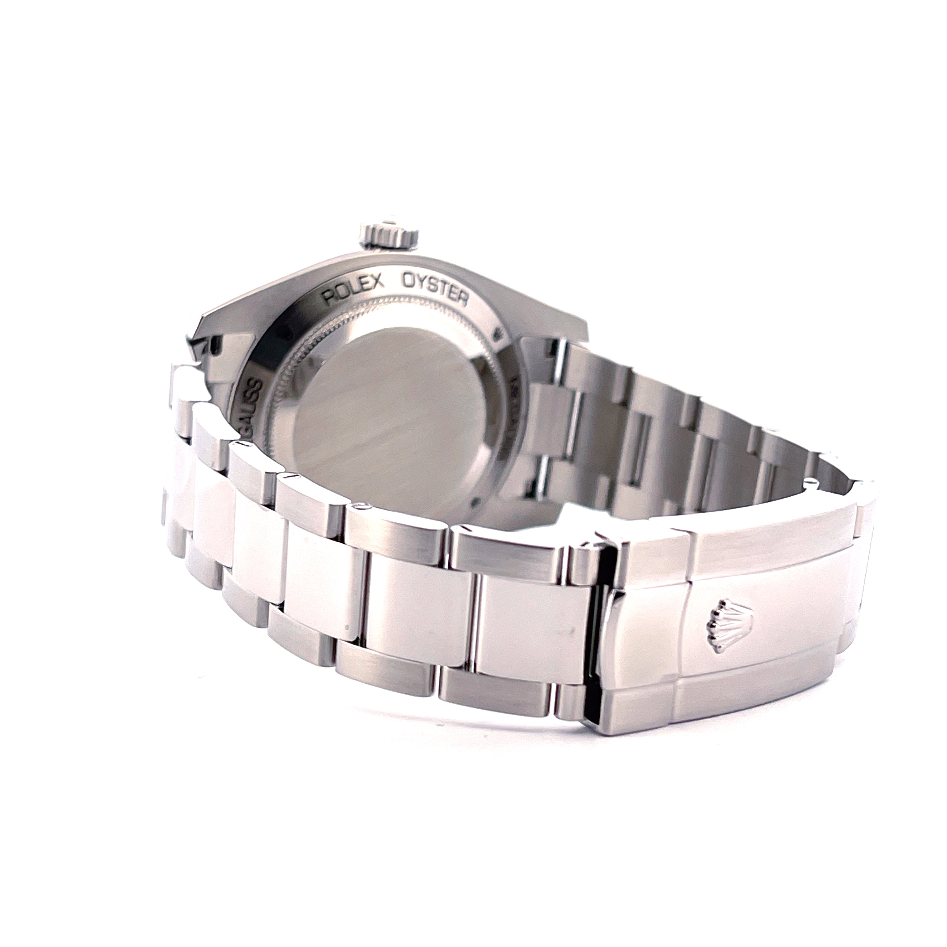 Seitenansicht einer Rolex Milgauss 116400 Uhr mit Stahlarmband und Schliesse mit Rolex-Krone