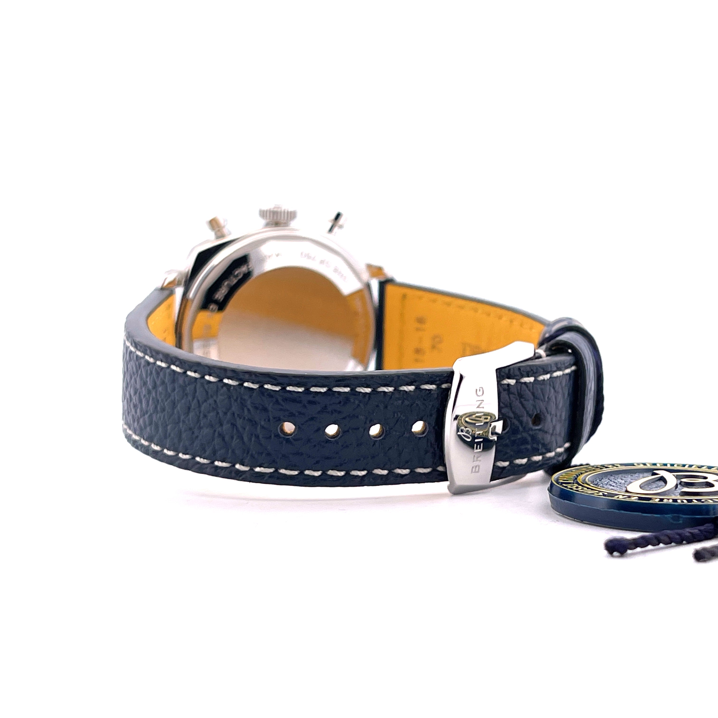 Breitling Top Time B01 Martini Racing Stahlarmband auf weißem Hintergrund