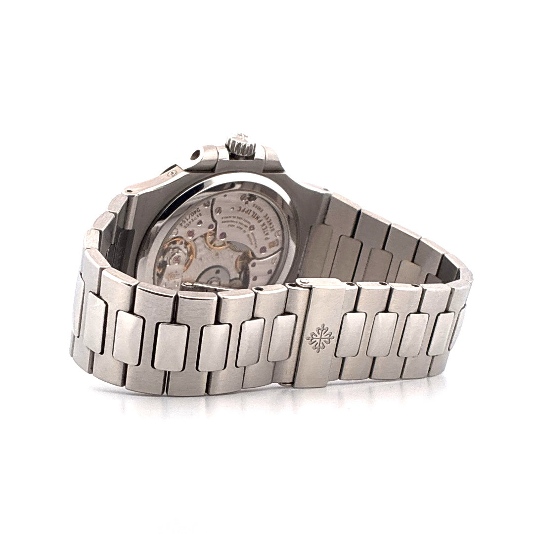 Patek Philippe Nautilus 5712/1A-001 Edelstahl Rückansicht mit sichtbarem Uhrwerk und Armband auf weißem Hintergrund