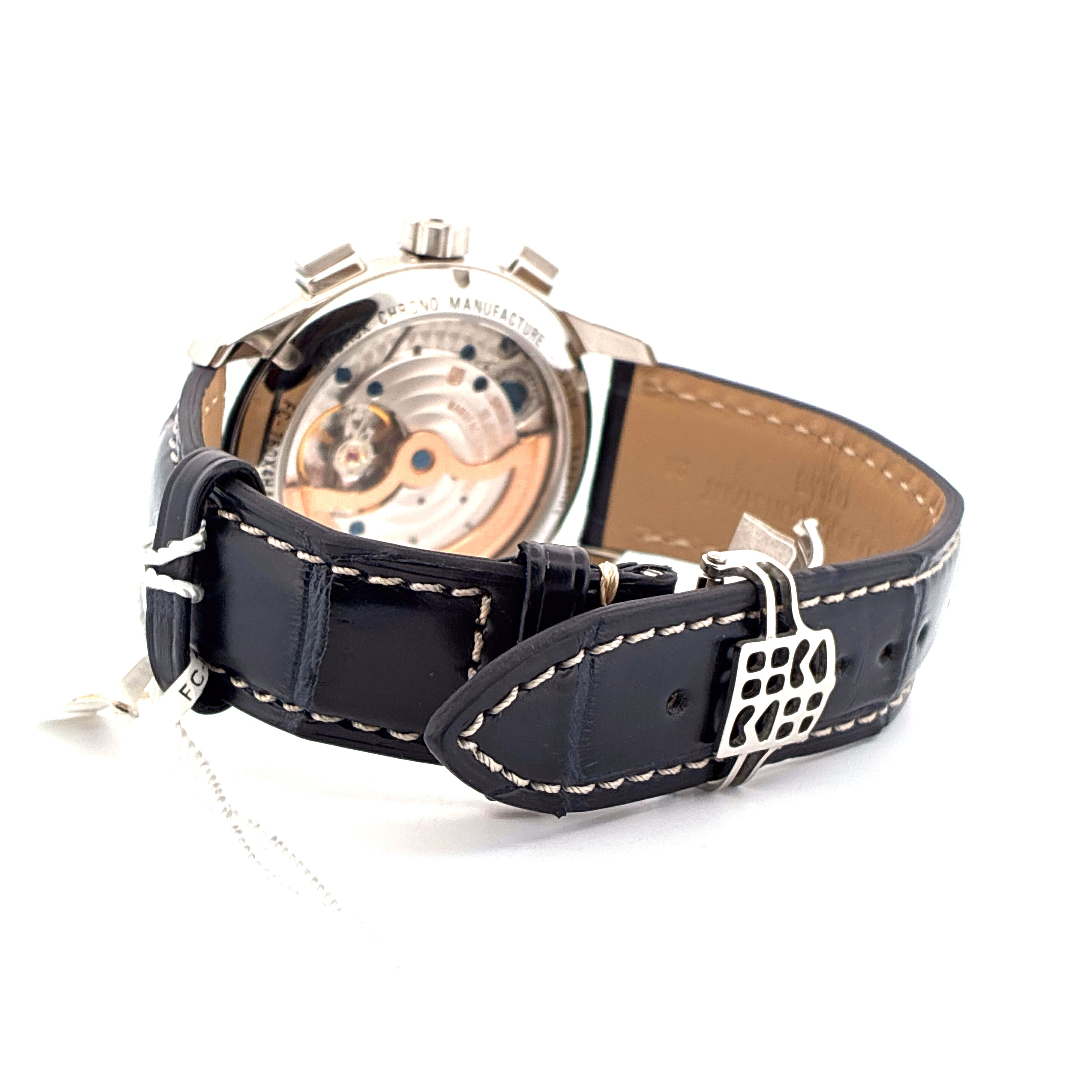 Frederique Constant Manufacture Flyback Chronograph mit schwarzem Lederarmband und silberner Schließe auf weißem Hintergrund