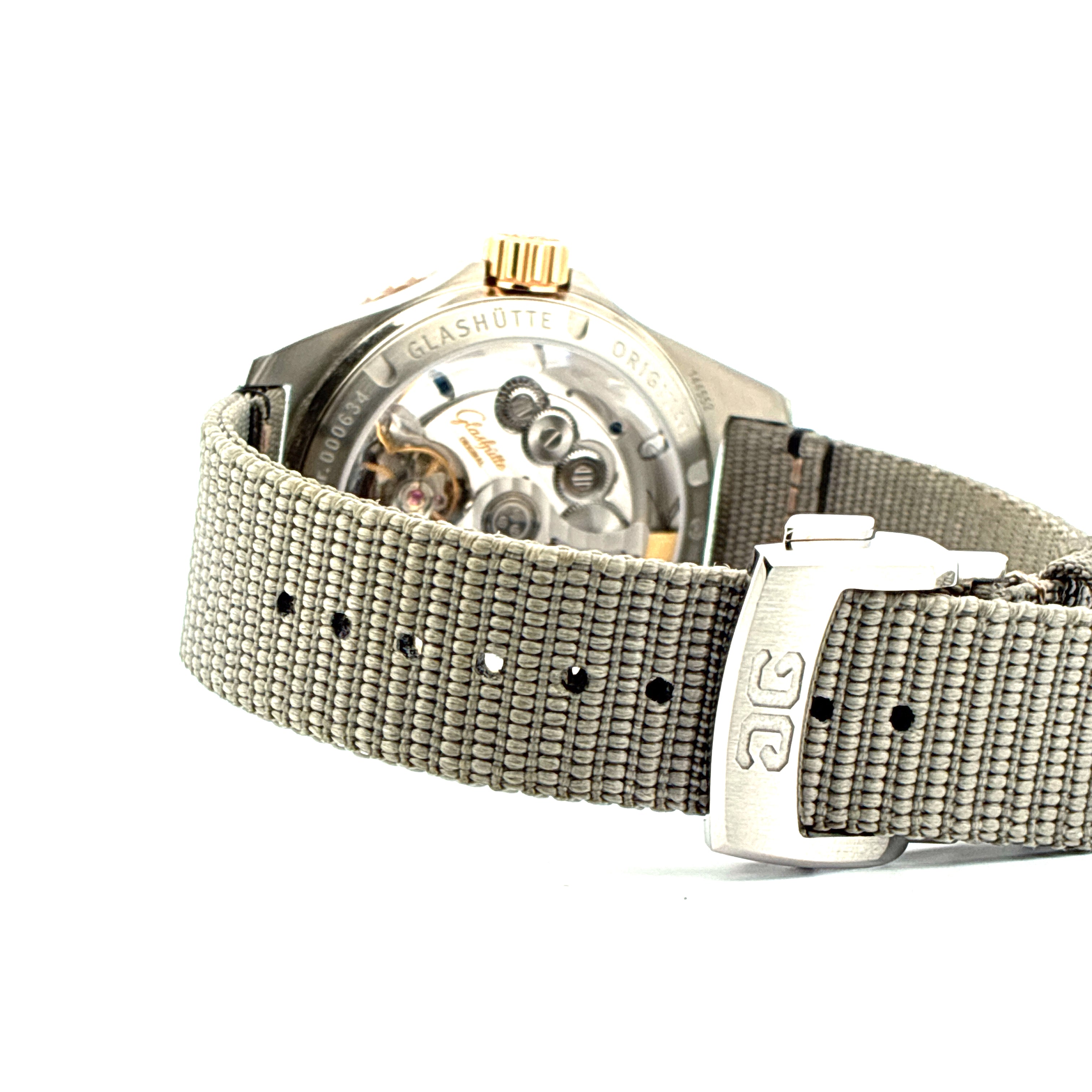 Glashütte Original SeaQ Panoramadatum Rückseite und graues Textilarmband mit Schließe