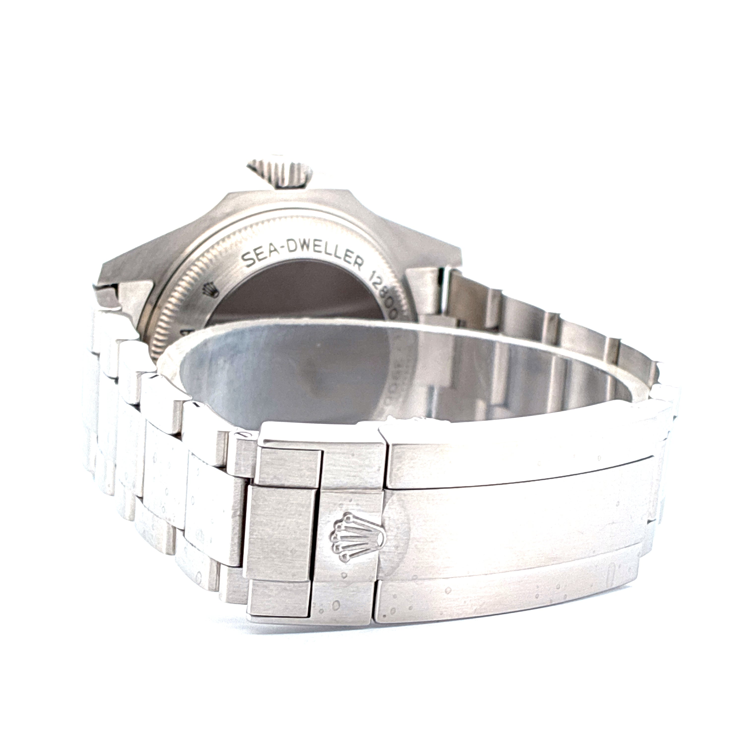 Rolex Sea-Dweller im Detail mit Fokus auf die Rückseite des Gehäuses und das Stahlarmband