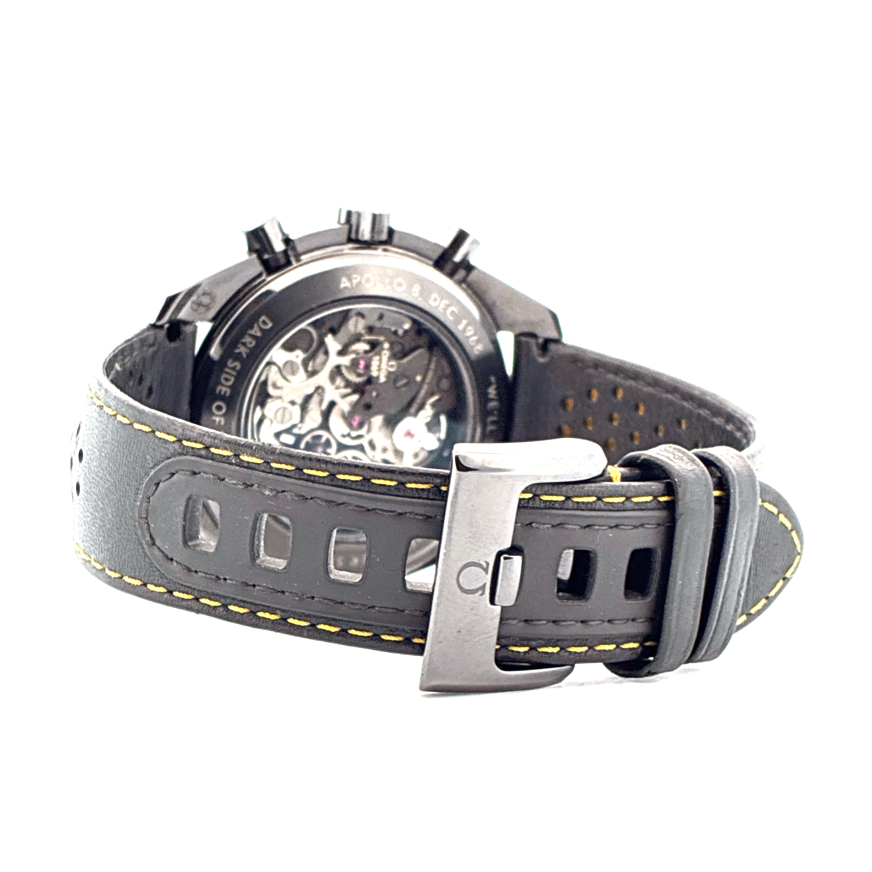 Omega Speedmaster Dark Side Of The Moon Apollo 8 Rueckseite mit Sichtboden und schwarzem Lederarmband mit gelber Naht und schwarzer Schliesse