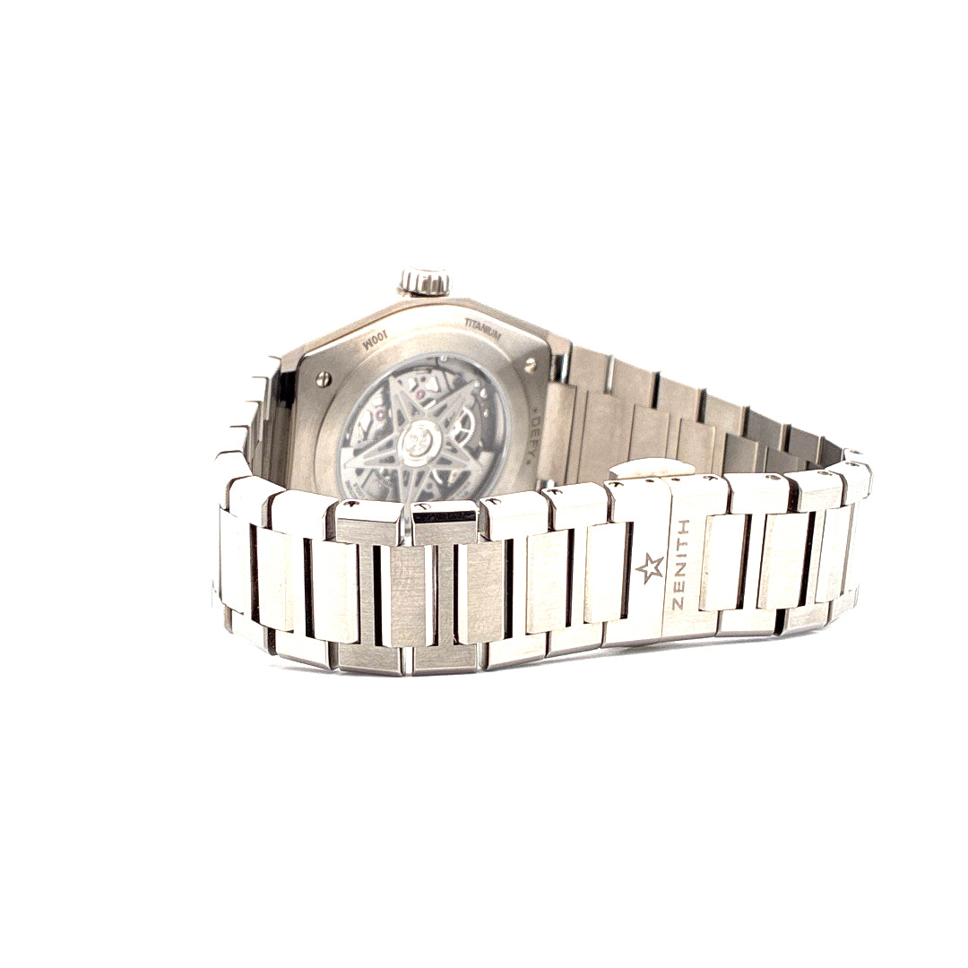 Zenith Defy Classic Titan 41 mm Rückseite mit Sichtfenster auf weißem Hintergrund