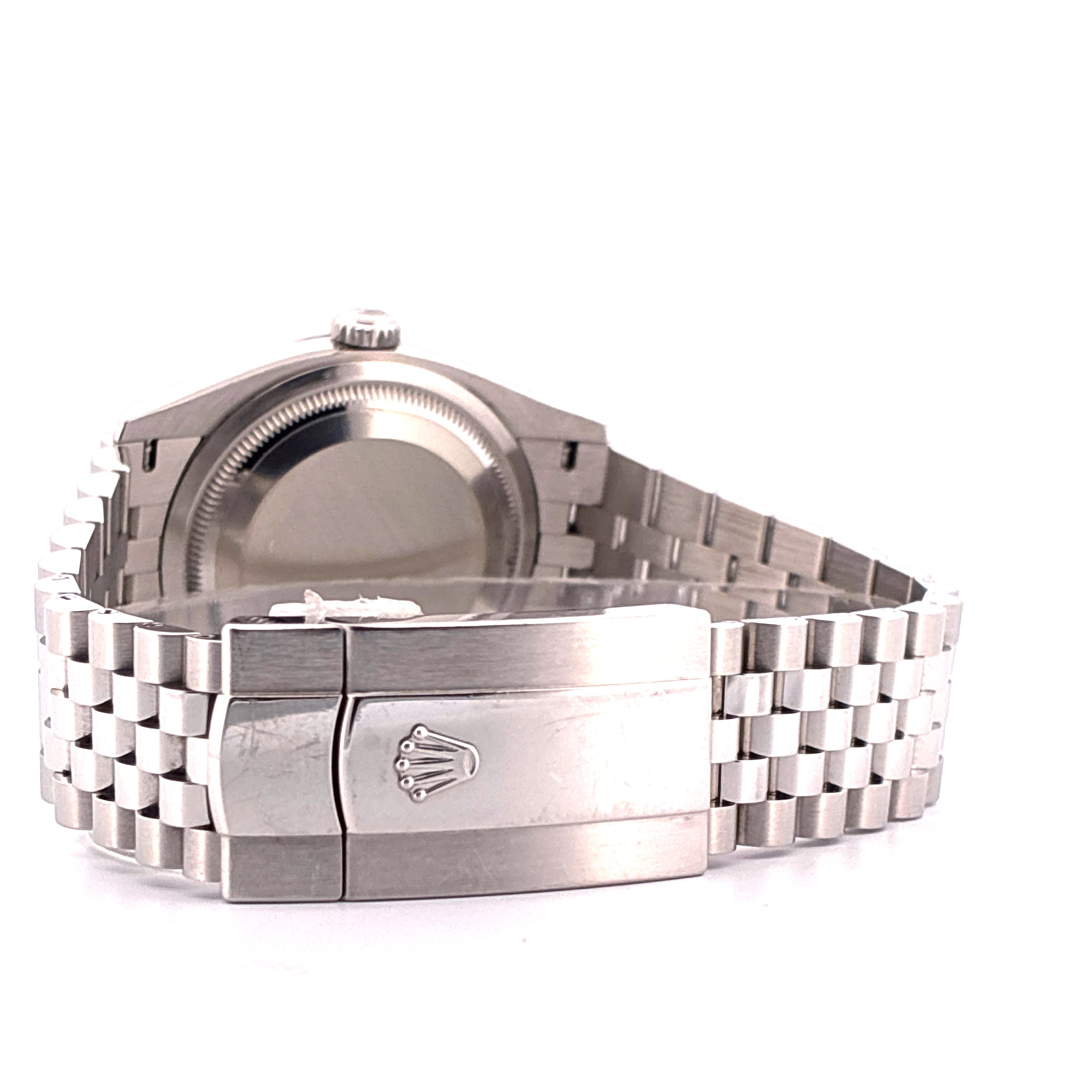 Rolex Datejust 36 Stahl Armband Schließe mit Kronen Logo in Nahaufnahme vor weißem Hintergrund