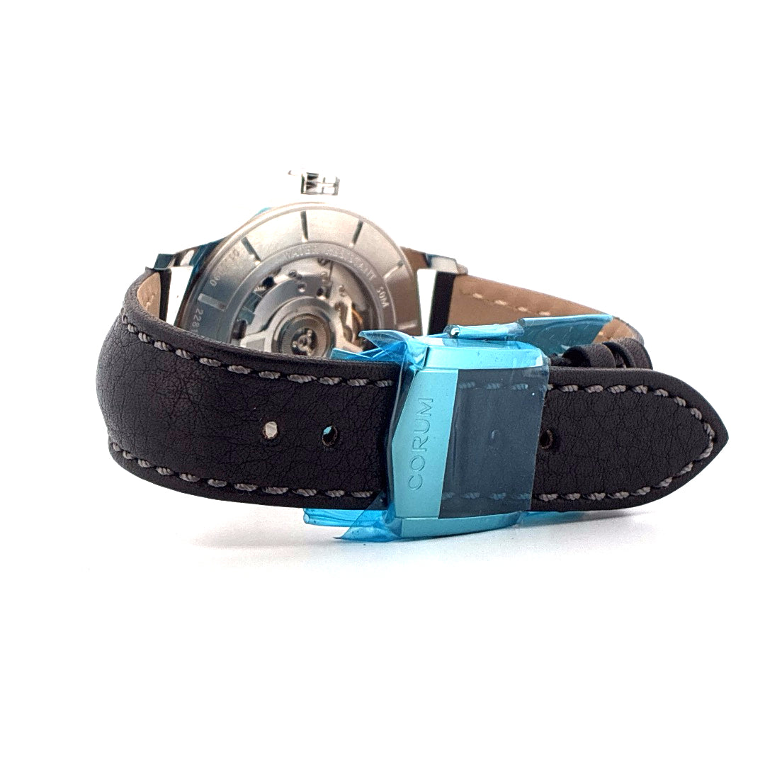 Corum Admiral's Cup Legend 42mm Rückansicht mit schwarzem Lederarmband und blauer Schutzfolie