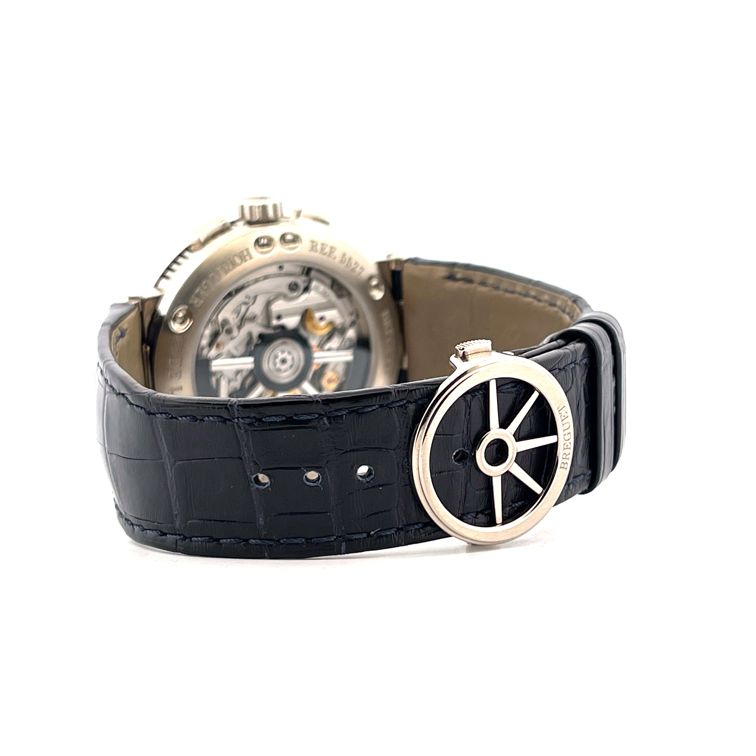 Breguet Marine Whitegold 5527BB, Rückansicht mit schwarzem Krokodillederarmband und Dornschließe